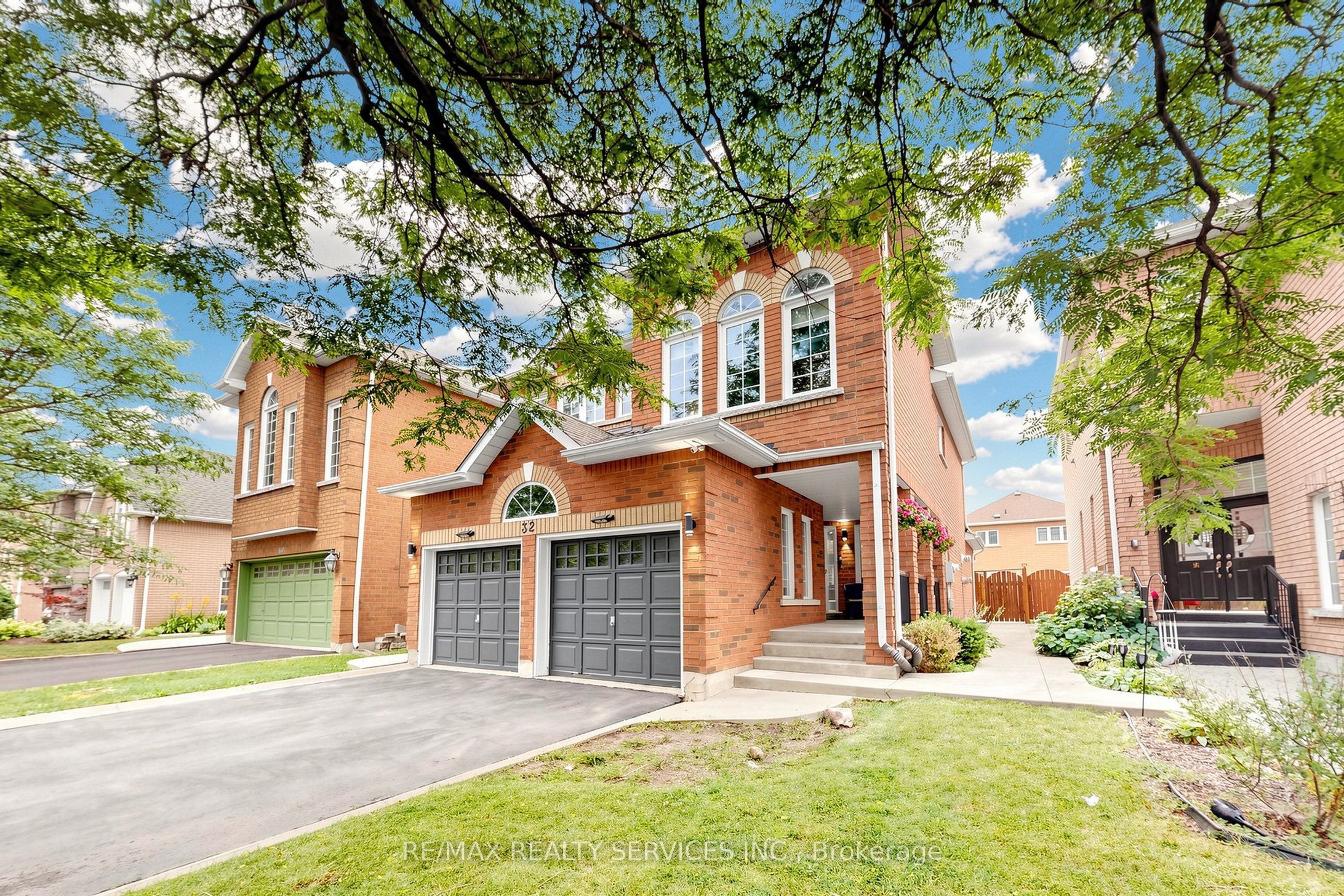 32 Hillpath Crescent, Brampton, ON L6Z 4T9 photo 2