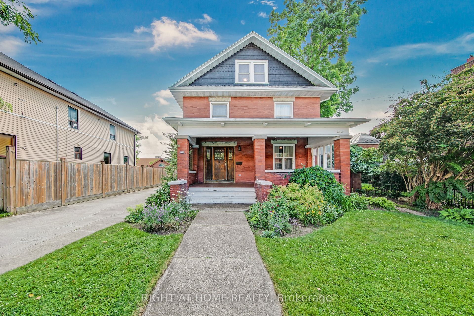 30 Willow Street N, Halton Hills, ON L7J 1Z7 photo 2