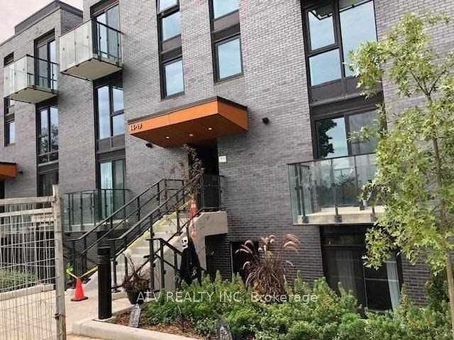 10 Brin Drive TH17, Toronto, ON M8X 0B3