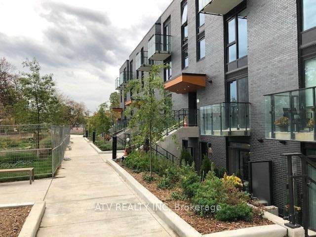 10 Brin Drive TH17, Toronto, ON M8X 0B3 photo 2