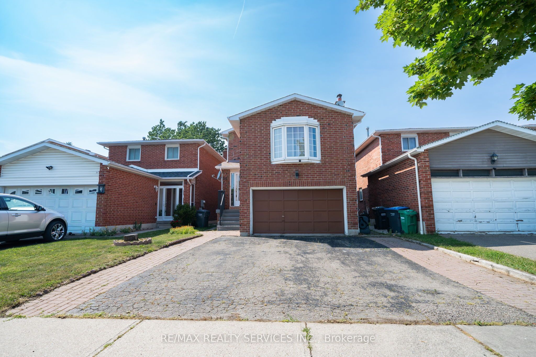 34 Clarridge Court, Brampton, ON L6X 3N5 photo 2