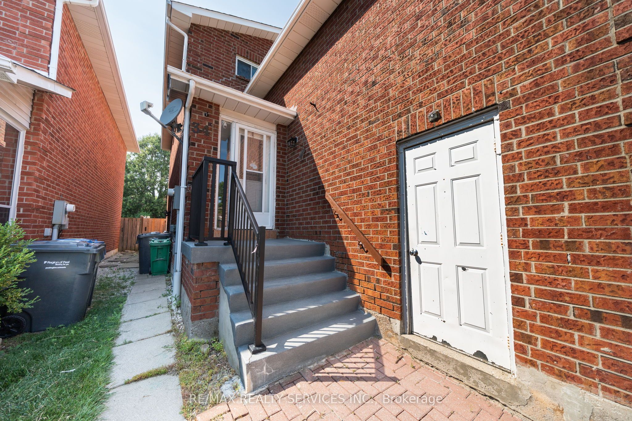 34 Clarridge Court, Brampton, ON L6X 3N5 photo 4
