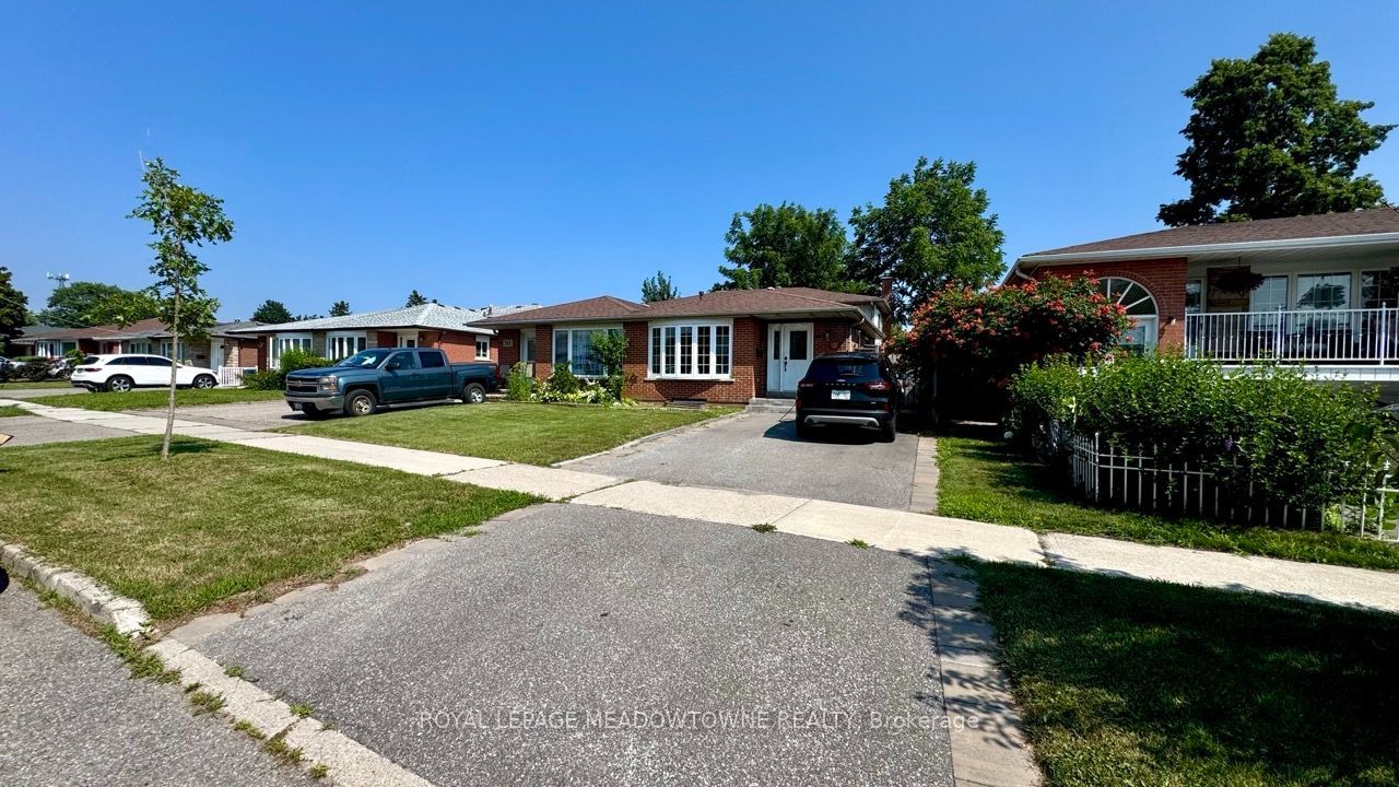 739 Consort Crescent, Mississauga, ON L5C 1J8