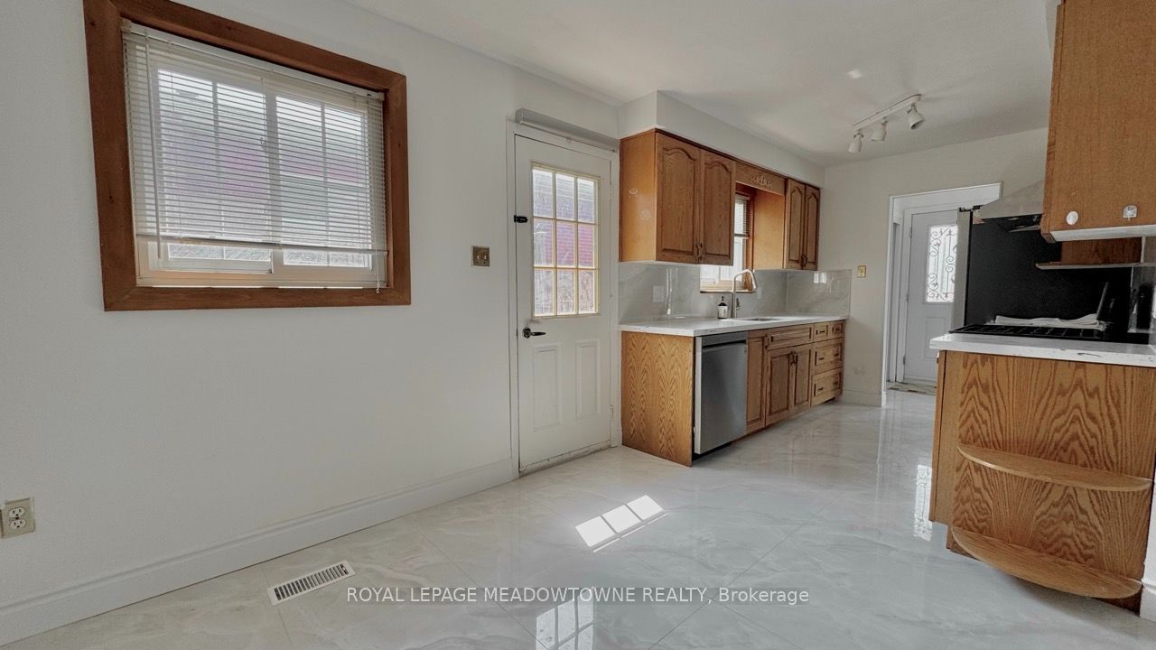 739 Consort Crescent, Mississauga, ON L5C 1J8 photo 2
