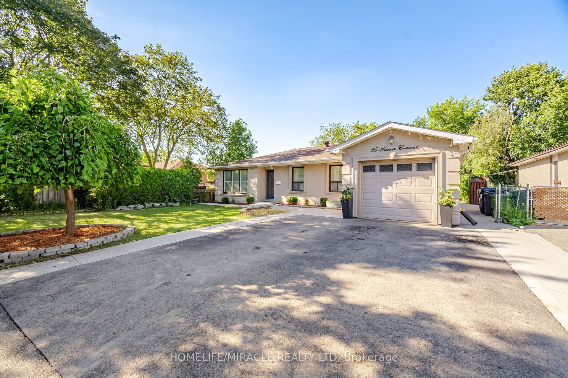 25 Furness Crescent, Toronto, ON M9V 3T9 photo 2