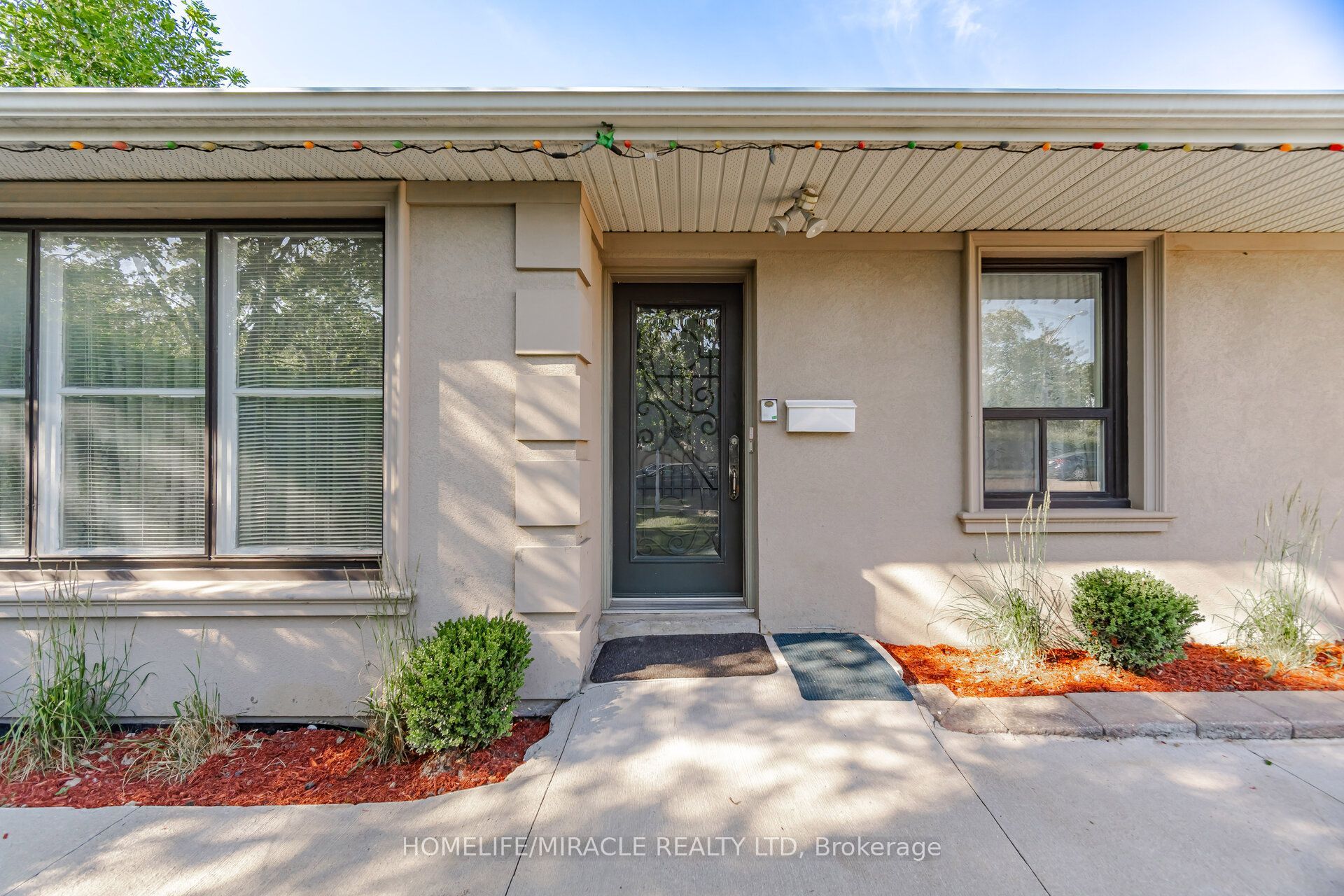 25 Furness Crescent, Toronto, ON M9V 3T9 photo 3