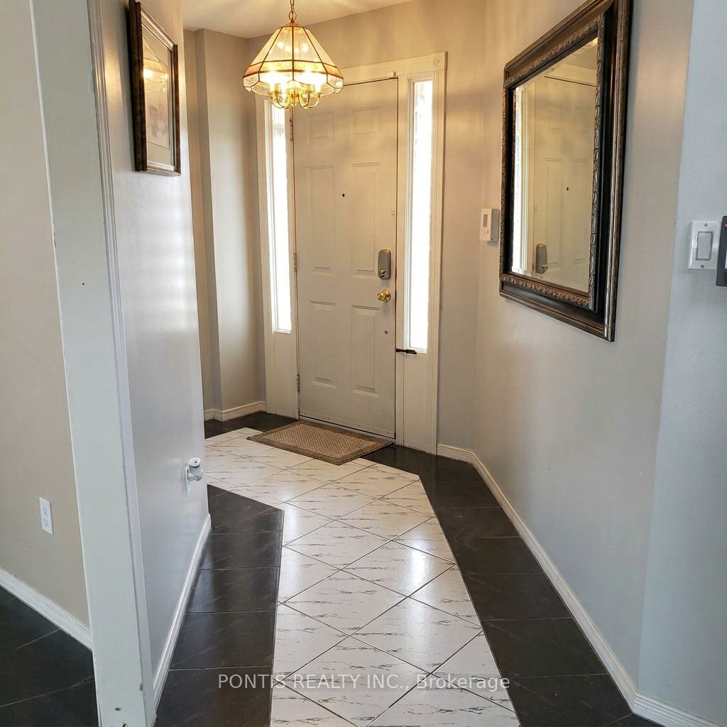 2538 Raglan Court, Mississauga, ON L5M 5L5 photo 2