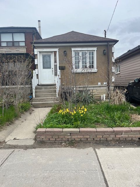 627 Caledonia Road, Toronto, ON M6E 4V7 photo 2