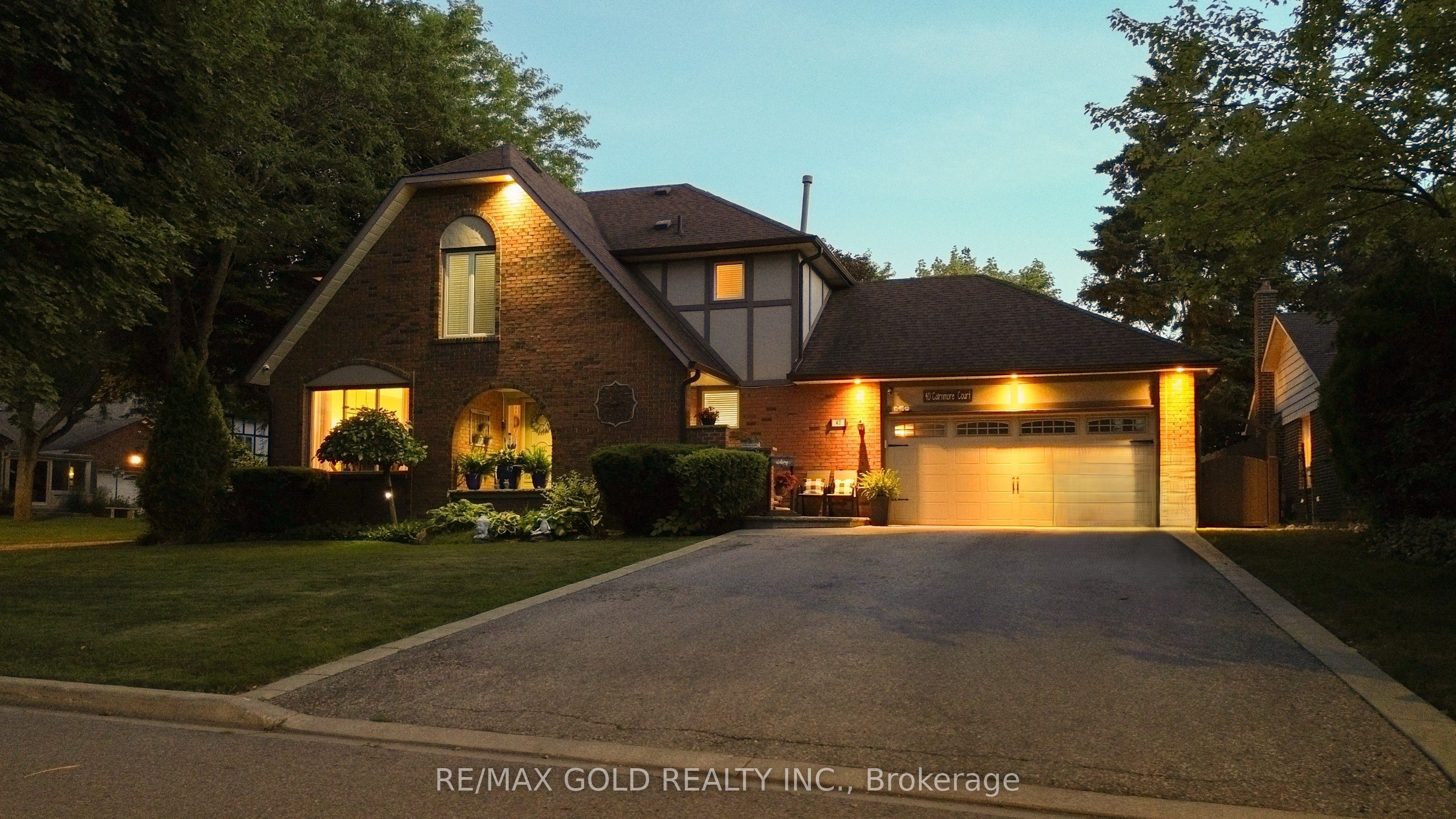 40 Cairnmore Court, Brampton, ON L6Z 1T6 photo 2