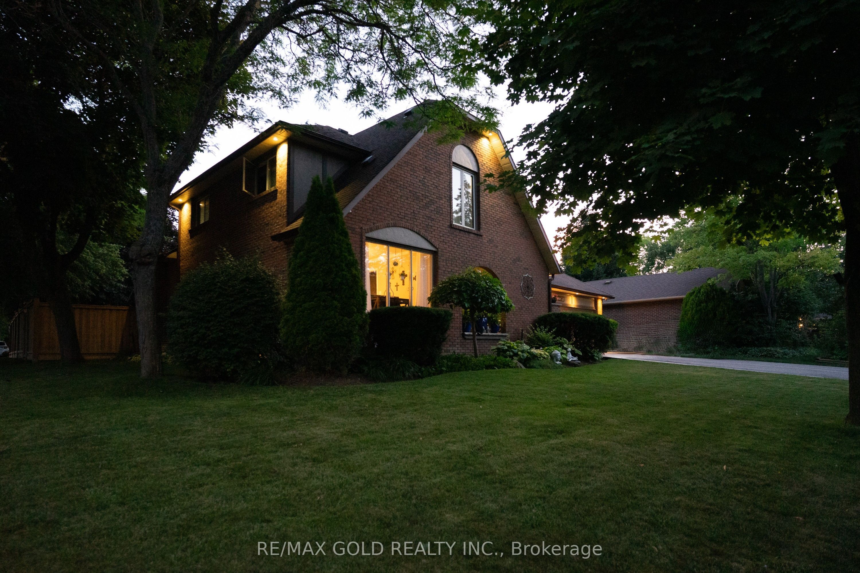 40 Cairnmore Court, Brampton, ON L6Z 1T6 photo 3