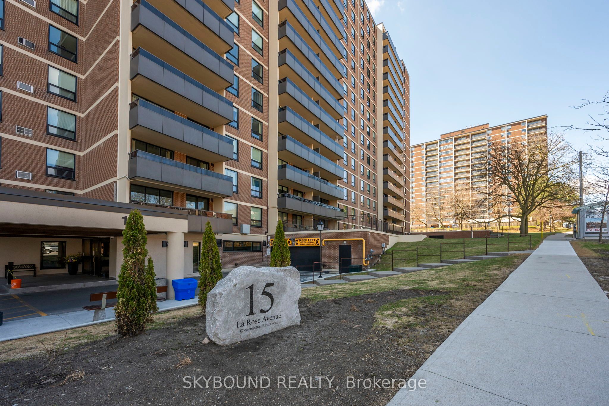 15 La Rose Avenue 1510, Toronto, ON M9P 1A7