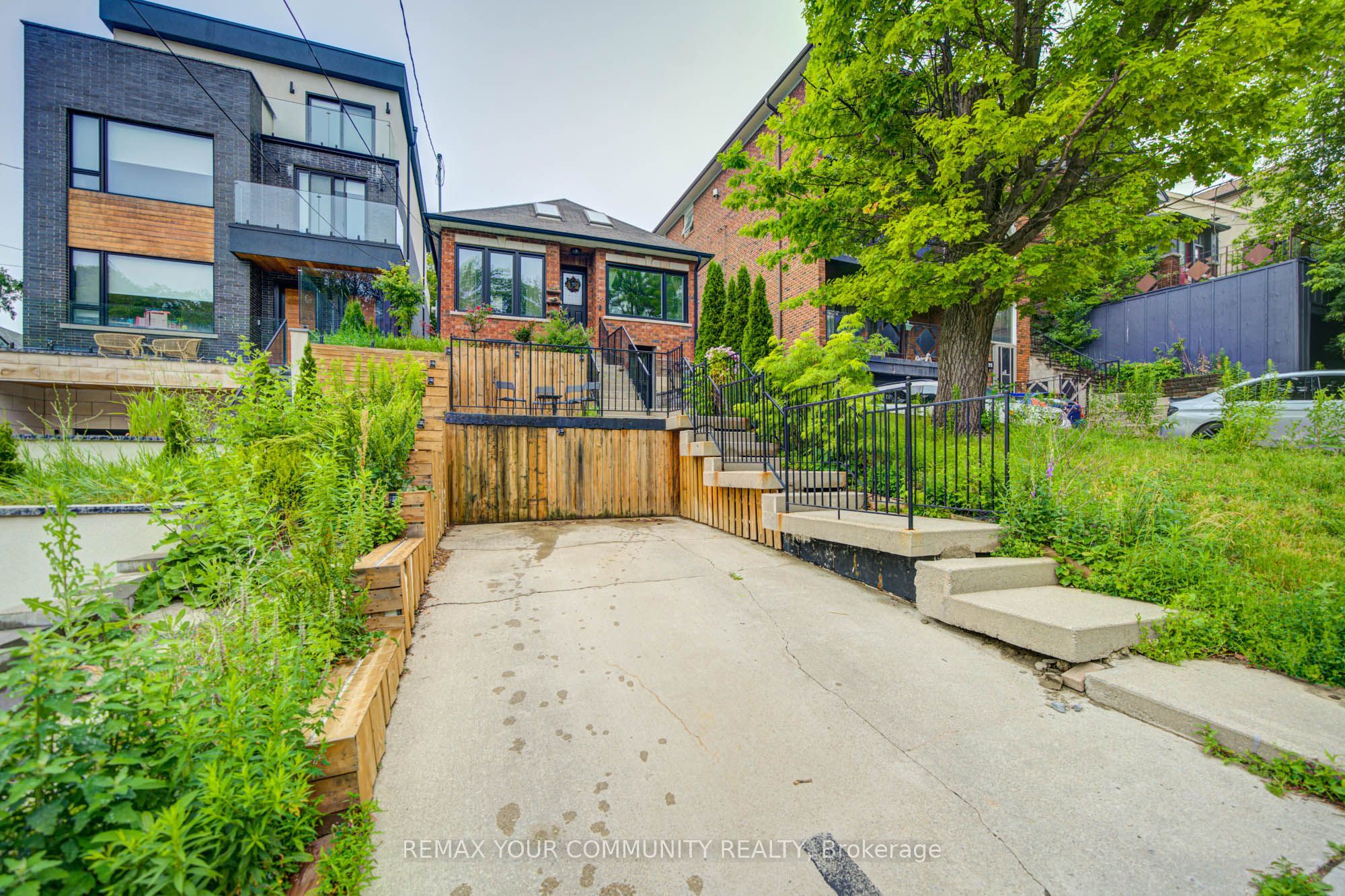 29 Ennerdale Road Main, Toronto, ON M6E 4C2 photo 2