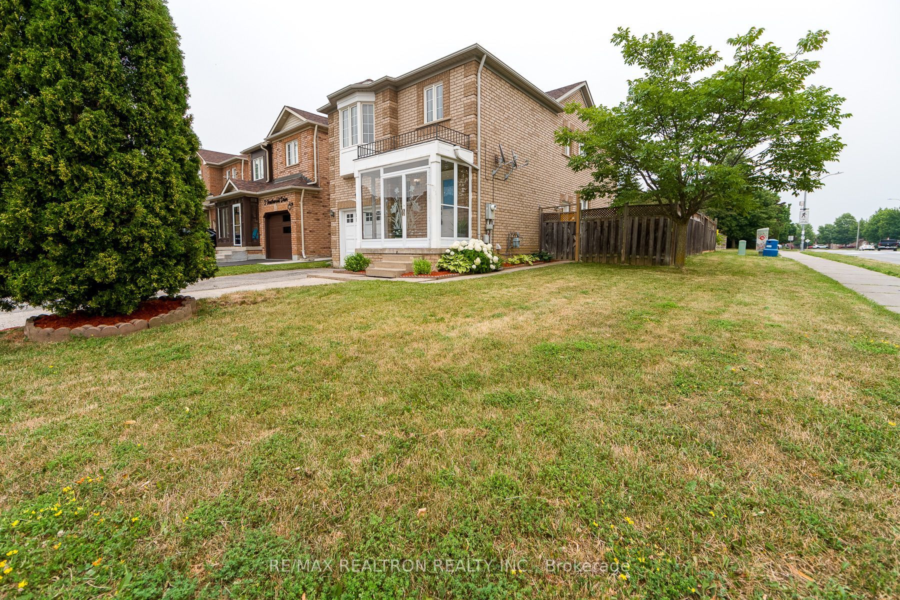 1 Heathwood Drive, Brampton, ON L7A 1Z6 photo 3