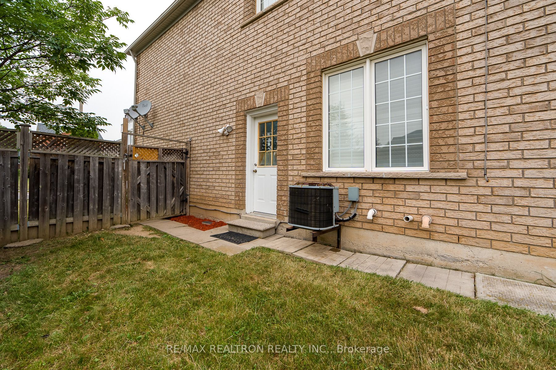 1 Heathwood Drive, Brampton, ON L7A 1Z6 photo 4