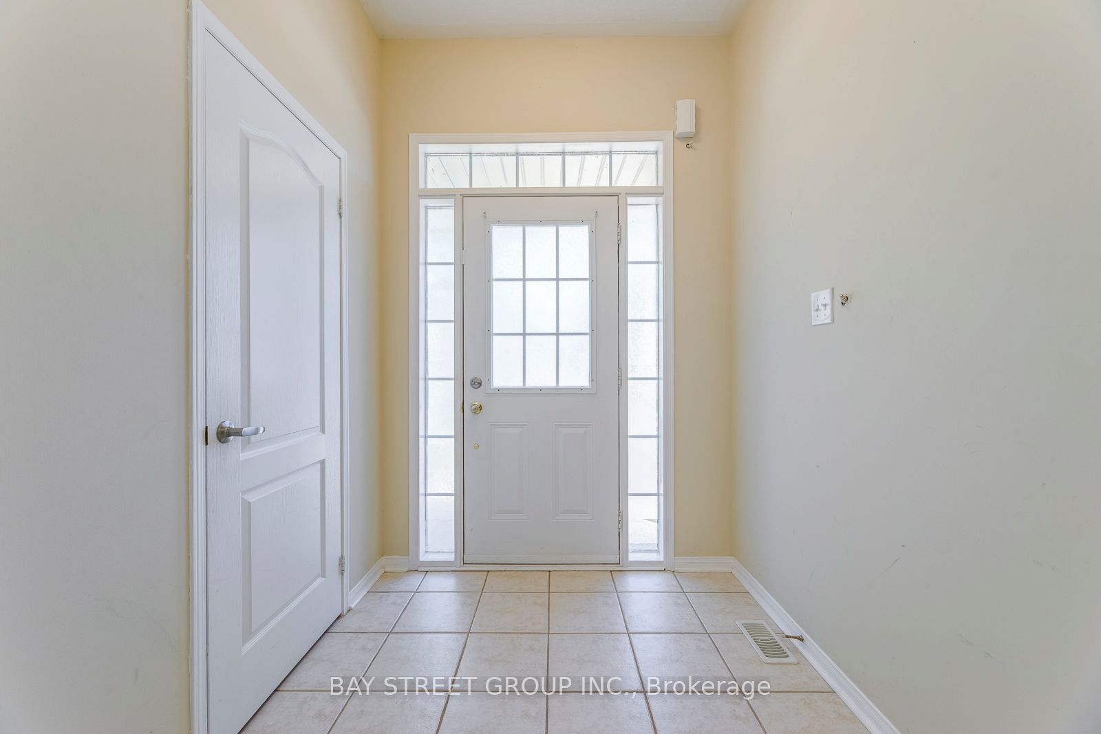2413 Whistling Springs Crescent, Oakville, ON L6M 0C3 photo 2