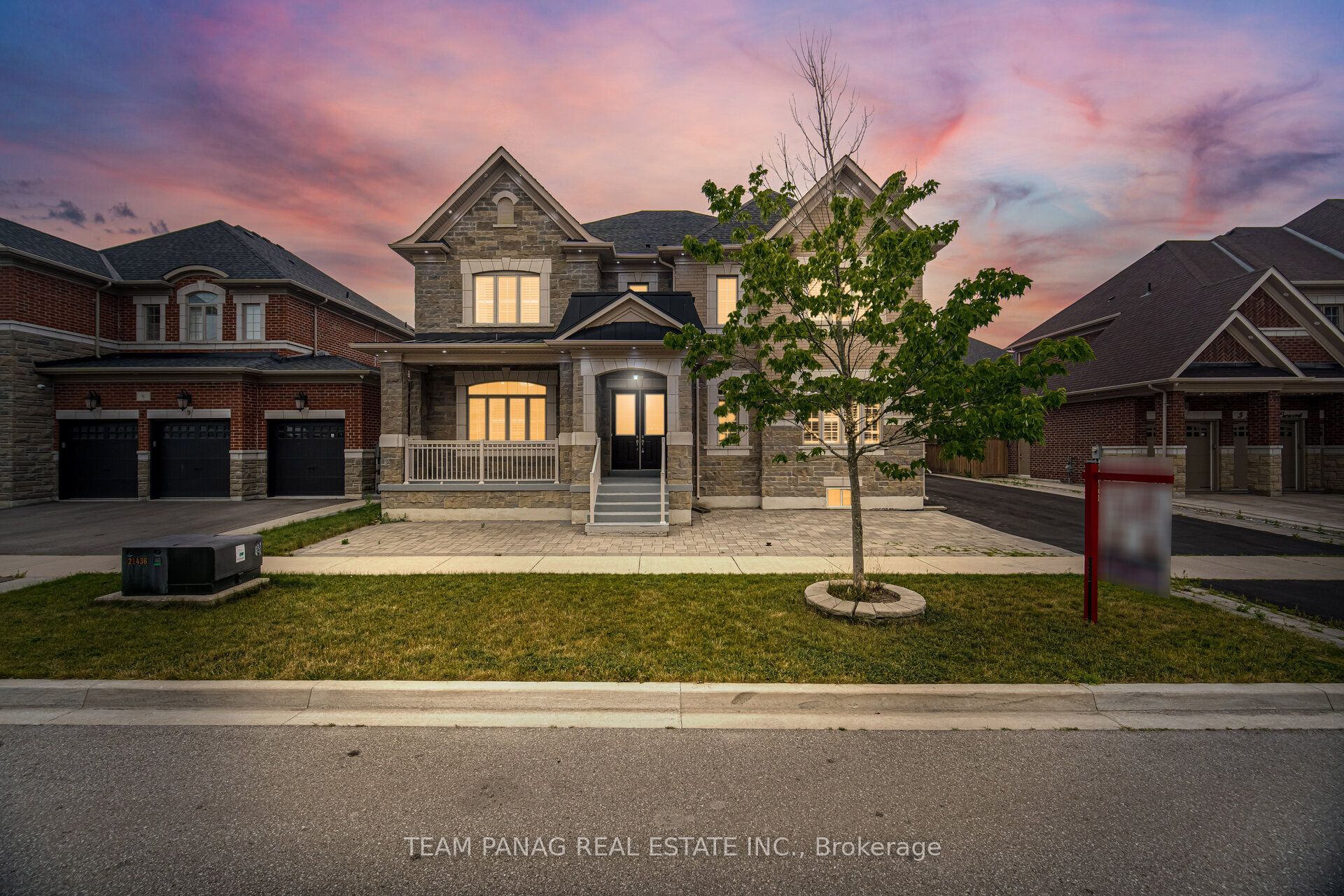 7 Balloon Crescent, Brampton, ON L6P 4B7 photo 2