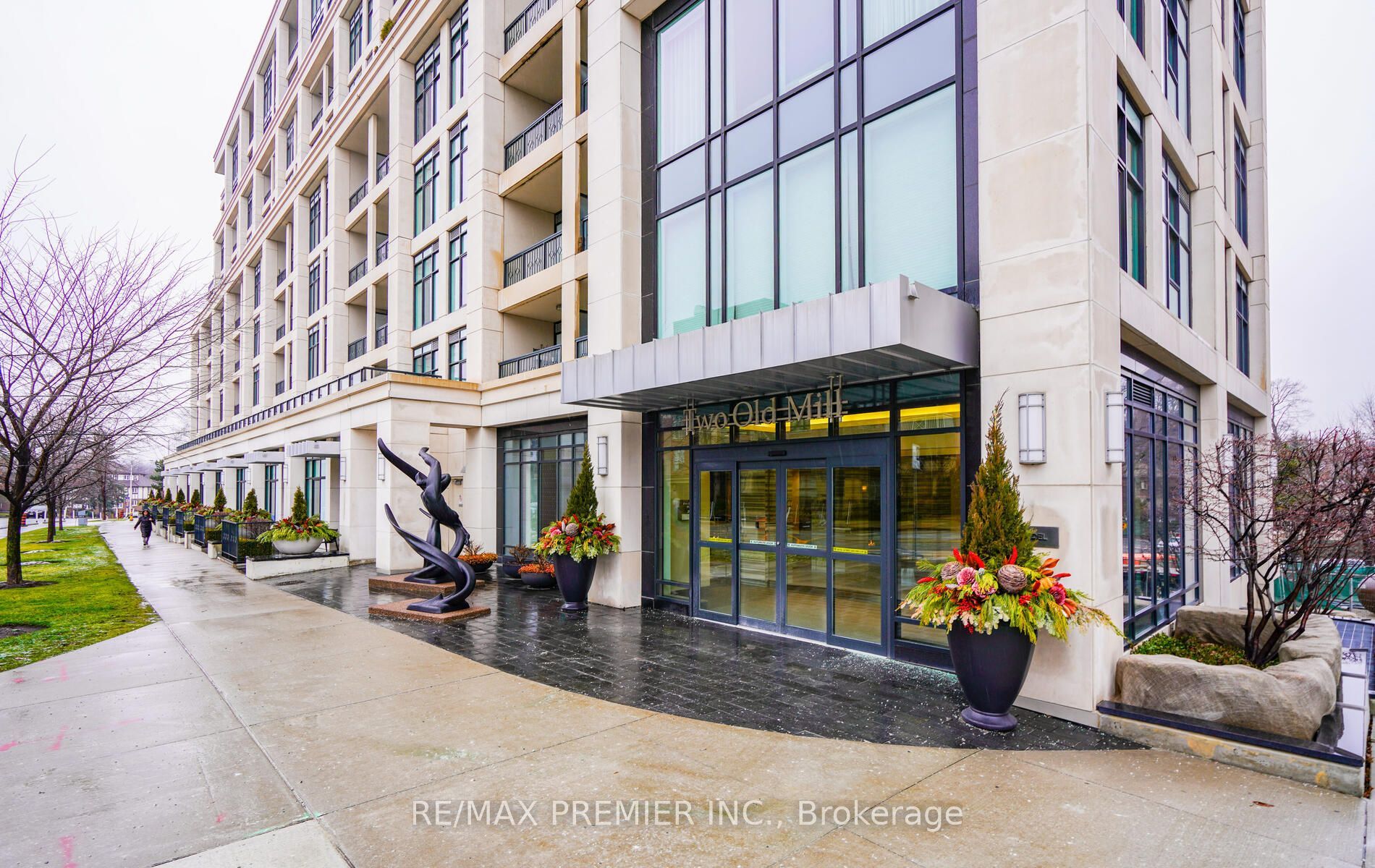2 Old Mill Drive 303, Toronto, ON M6S 0A2 photo 2