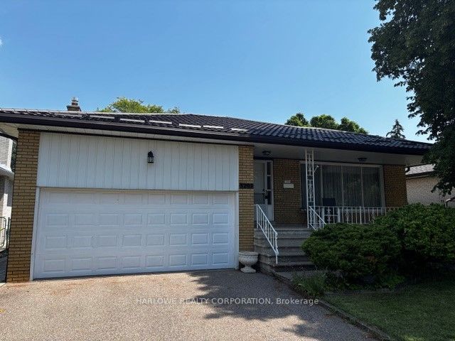 3297 Lonefeather Crescent, Mississauga, ON L4Y 3G6