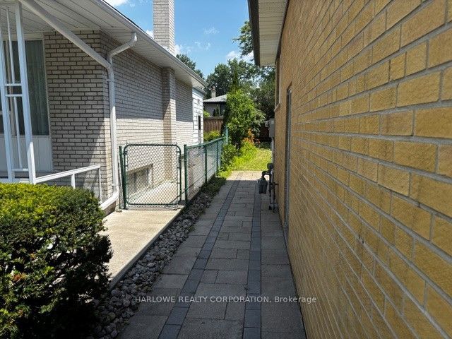 3297 Lonefeather Crescent, Mississauga, ON L4Y 3G6 photo 2