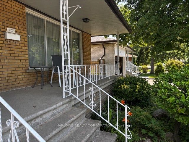 3297 Lonefeather Crescent, Mississauga, ON L4Y 3G6 photo 4