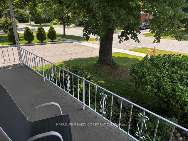 3297 Lonefeather Crescent, Mississauga, ON L4Y 3G6 photo 5
