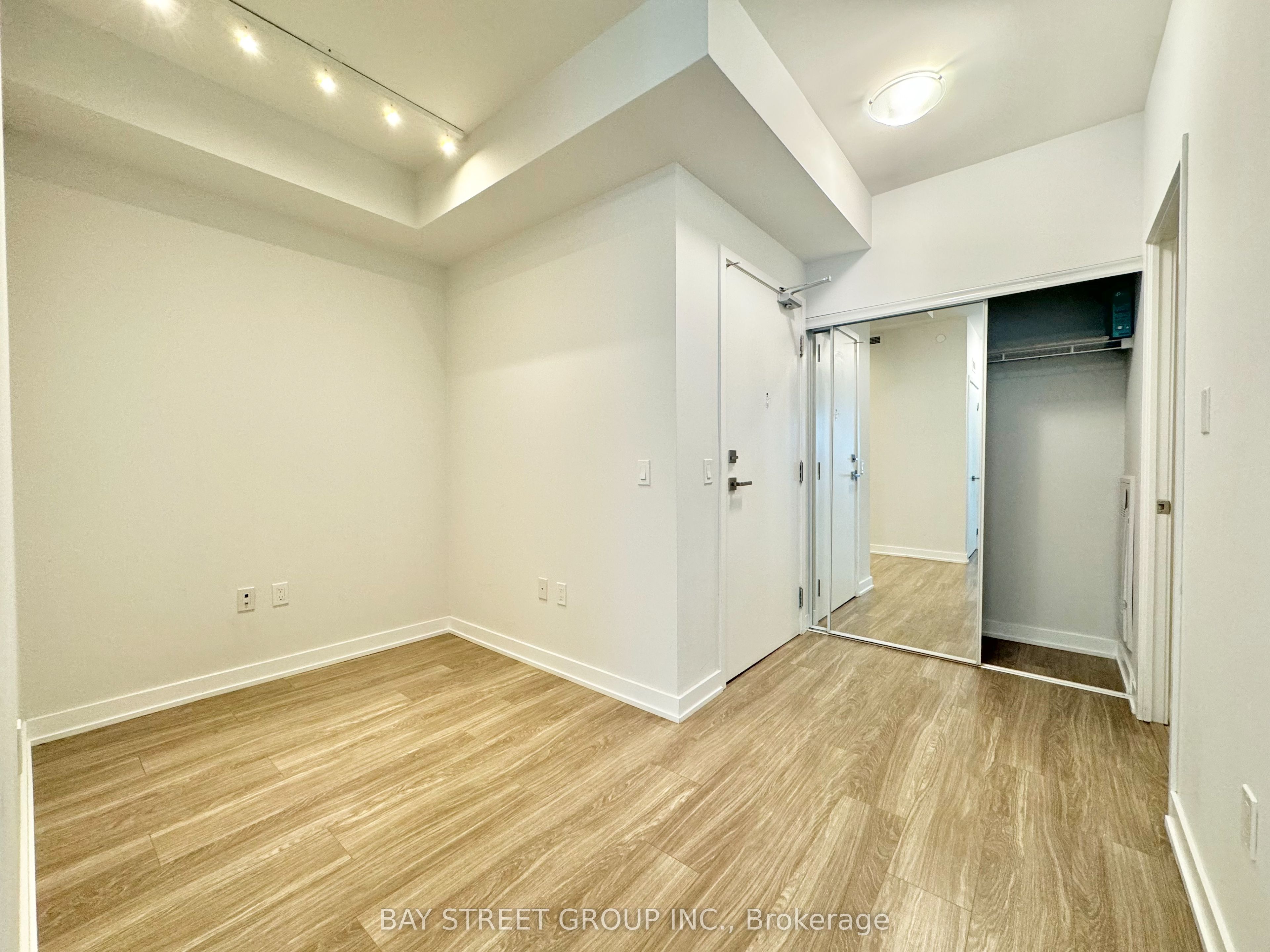 4055 Parkside Village Drive 2317, Mississauga, ON L5B 0K8 photo 2