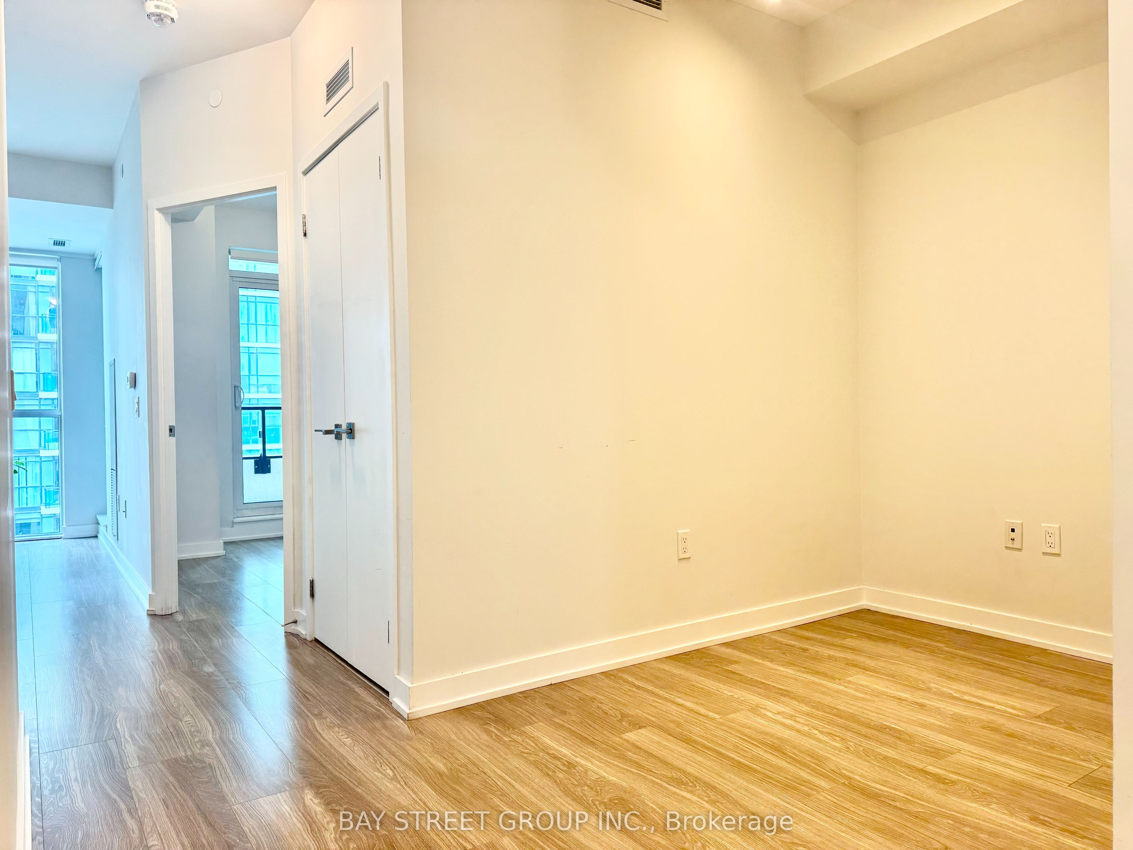 4055 Parkside Village Drive 2317, Mississauga, ON L5B 0K8 photo 3