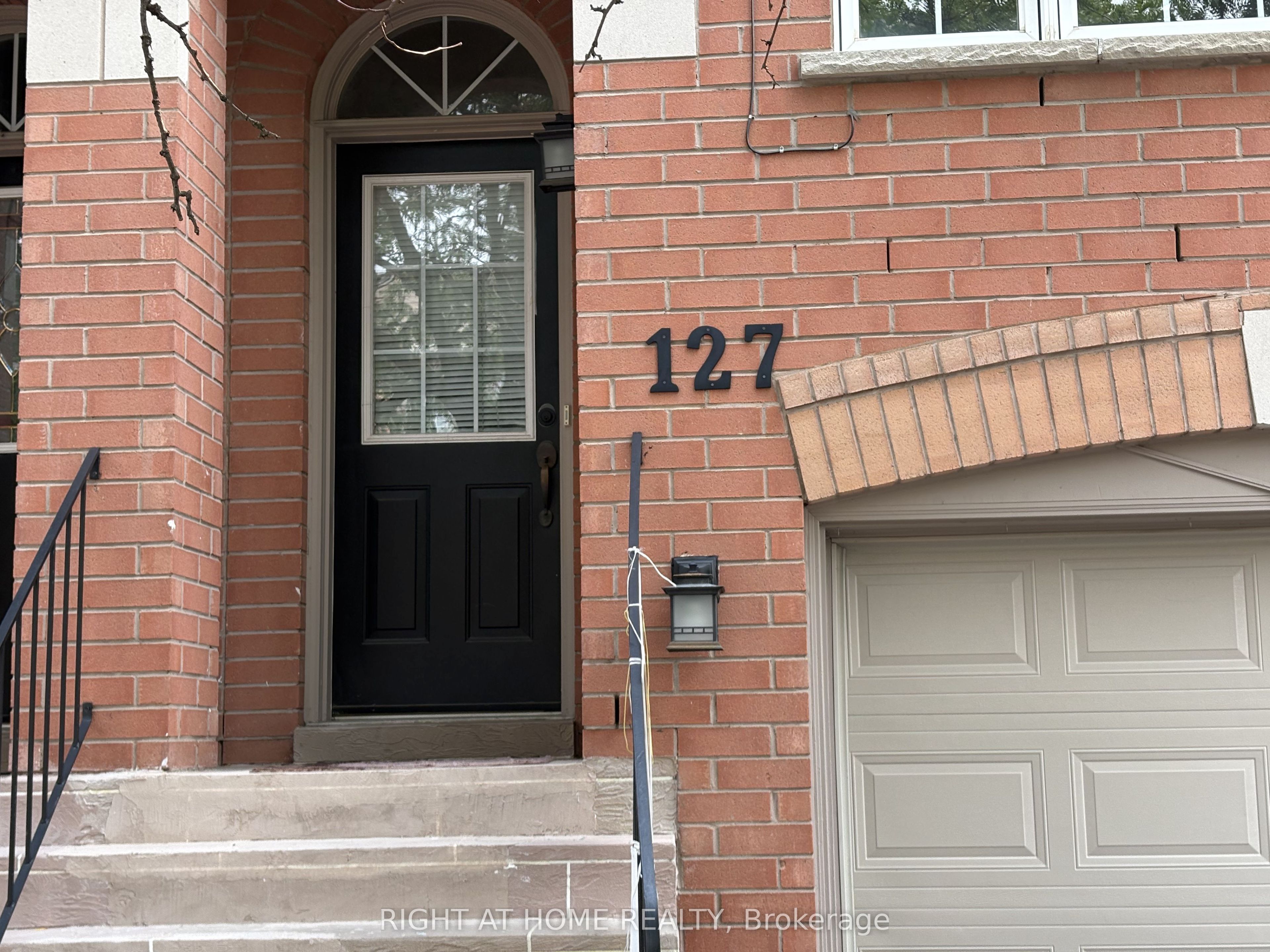 5030 Heatherleigh Avenue 127, Mississauga, ON L5V 2G7 photo 2