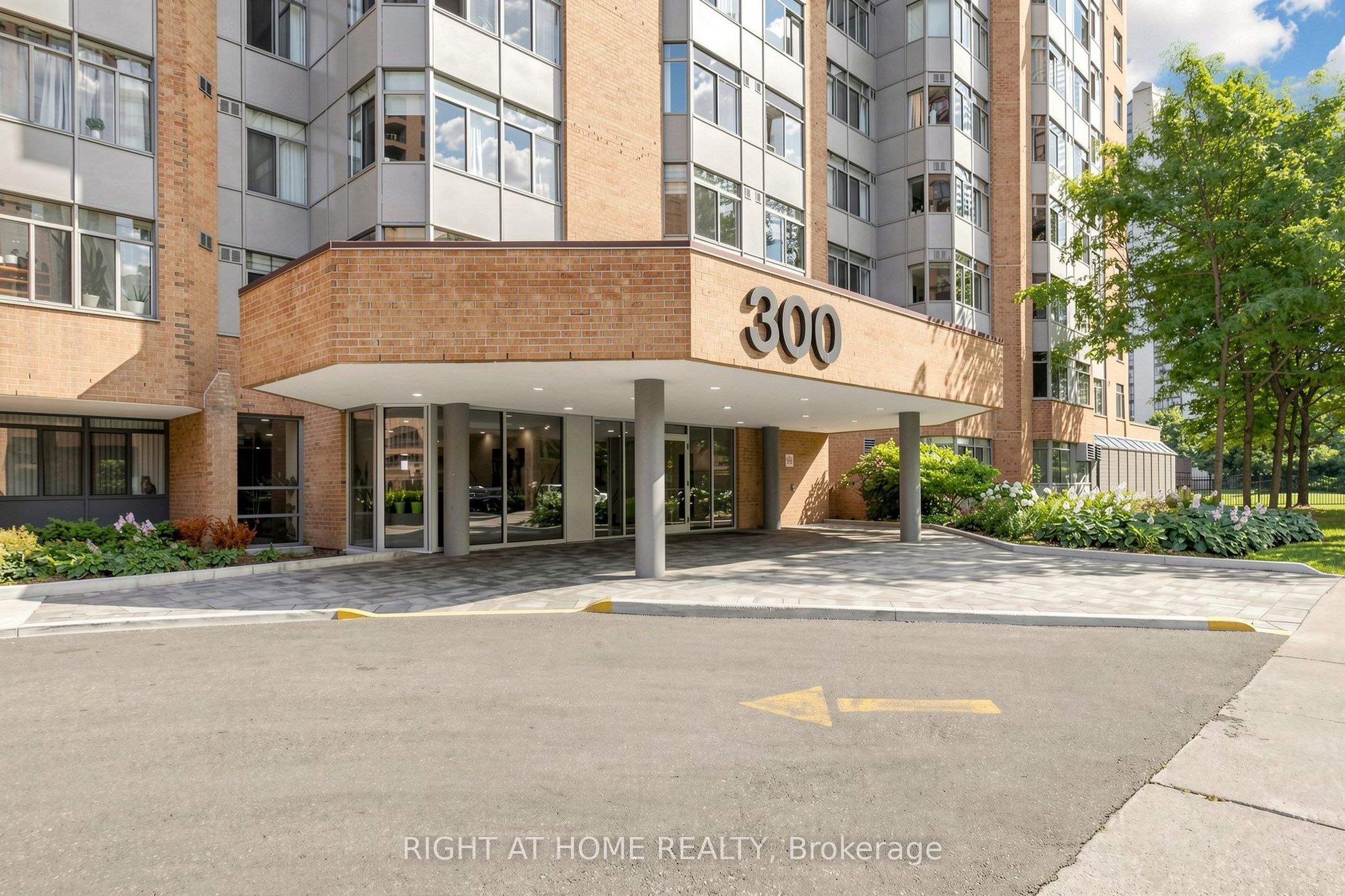300 Webb Drive PH9, Mississauga, ON L5B 3W3 photo 2