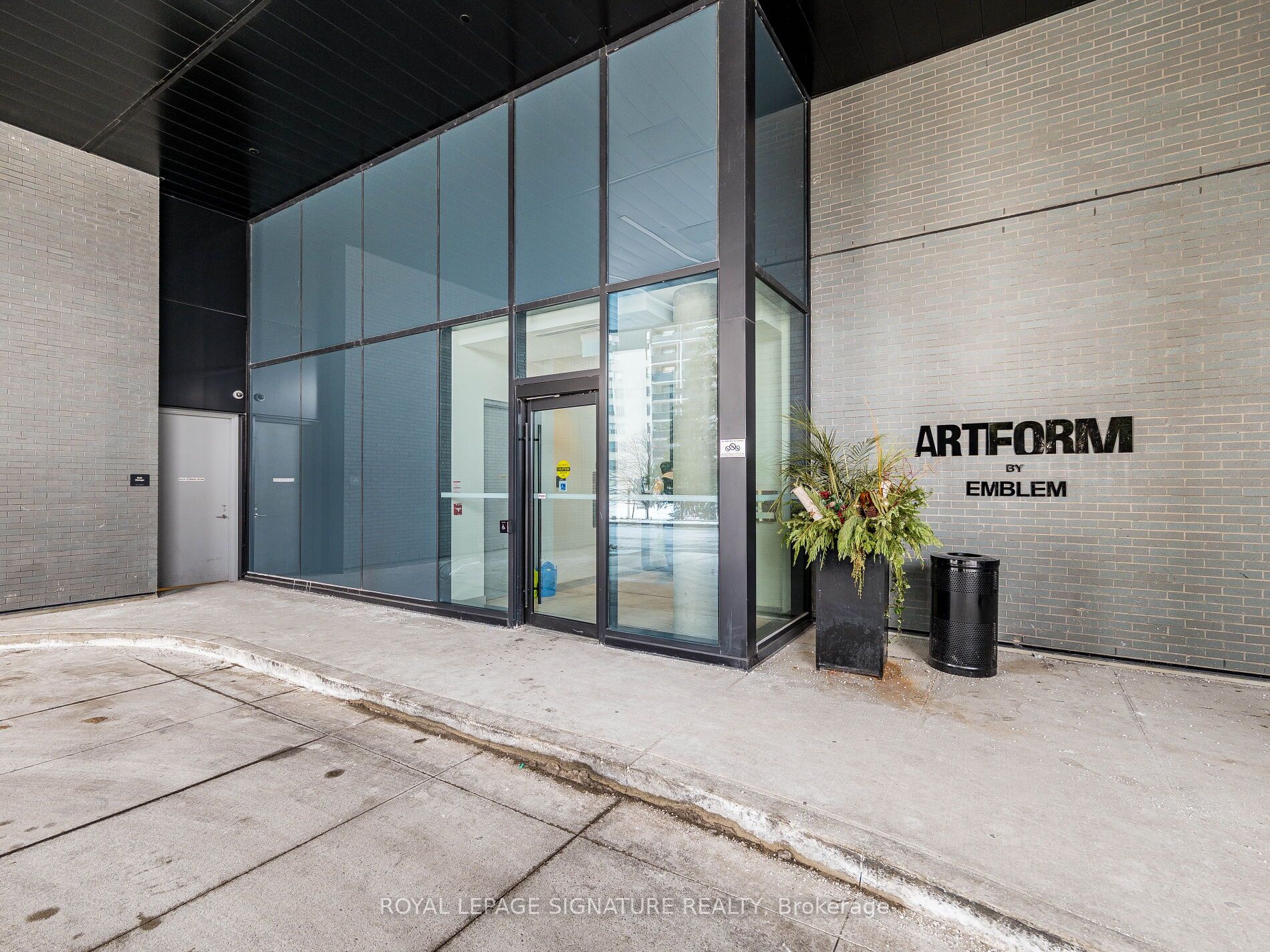 86 Dundas Street E 1415, Mississauga, ON L5A 0B1 photo 2