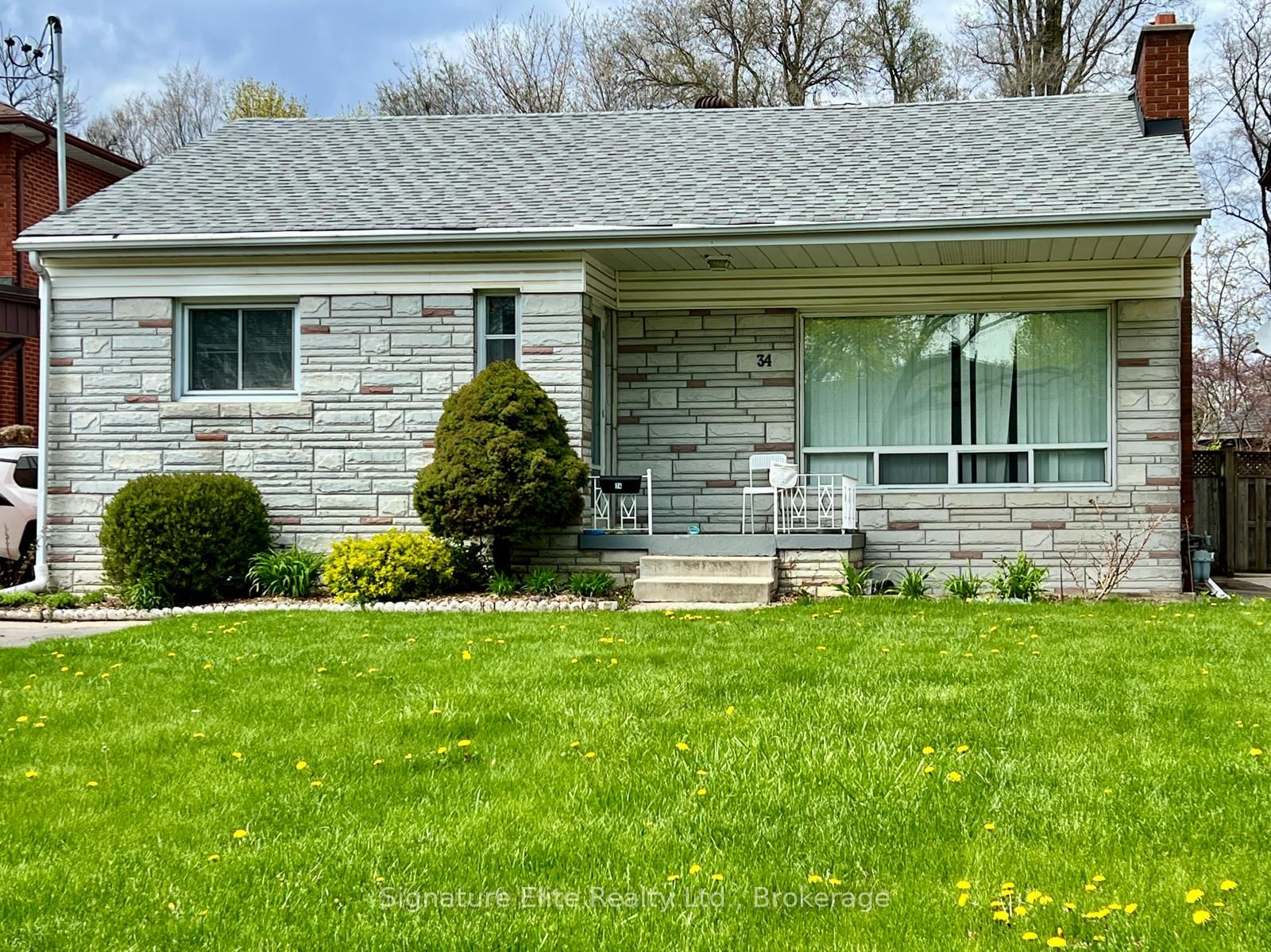 34 Ovida Avenue Upper, Toronto, ON M9B 1E1 photo 2