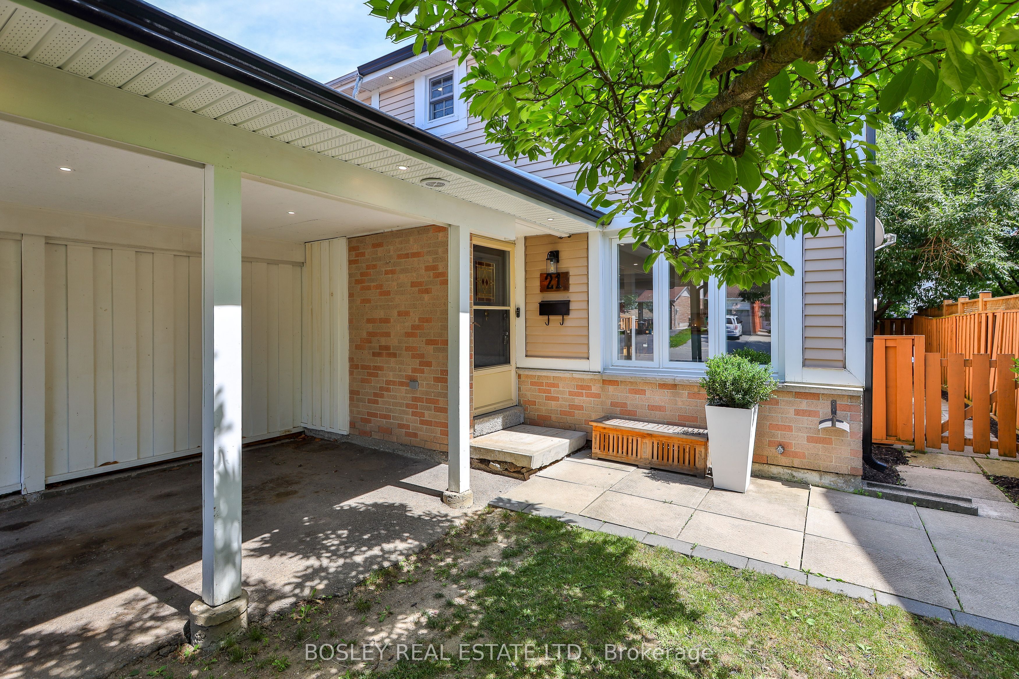 21 Courtleigh Square, Brampton, ON L6Z 1J2 photo 2
