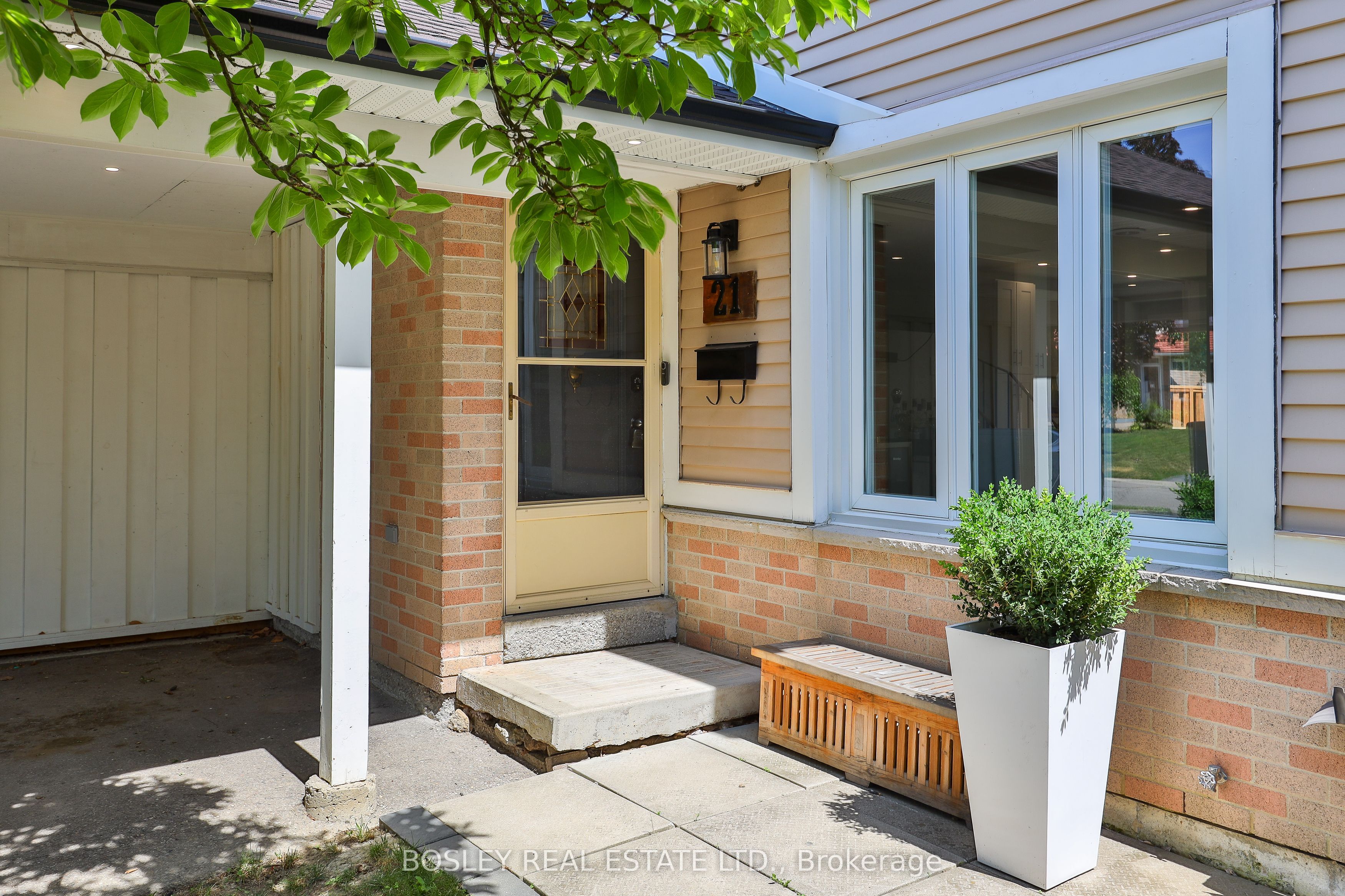 21 Courtleigh Square, Brampton, ON L6Z 1J2 photo 3