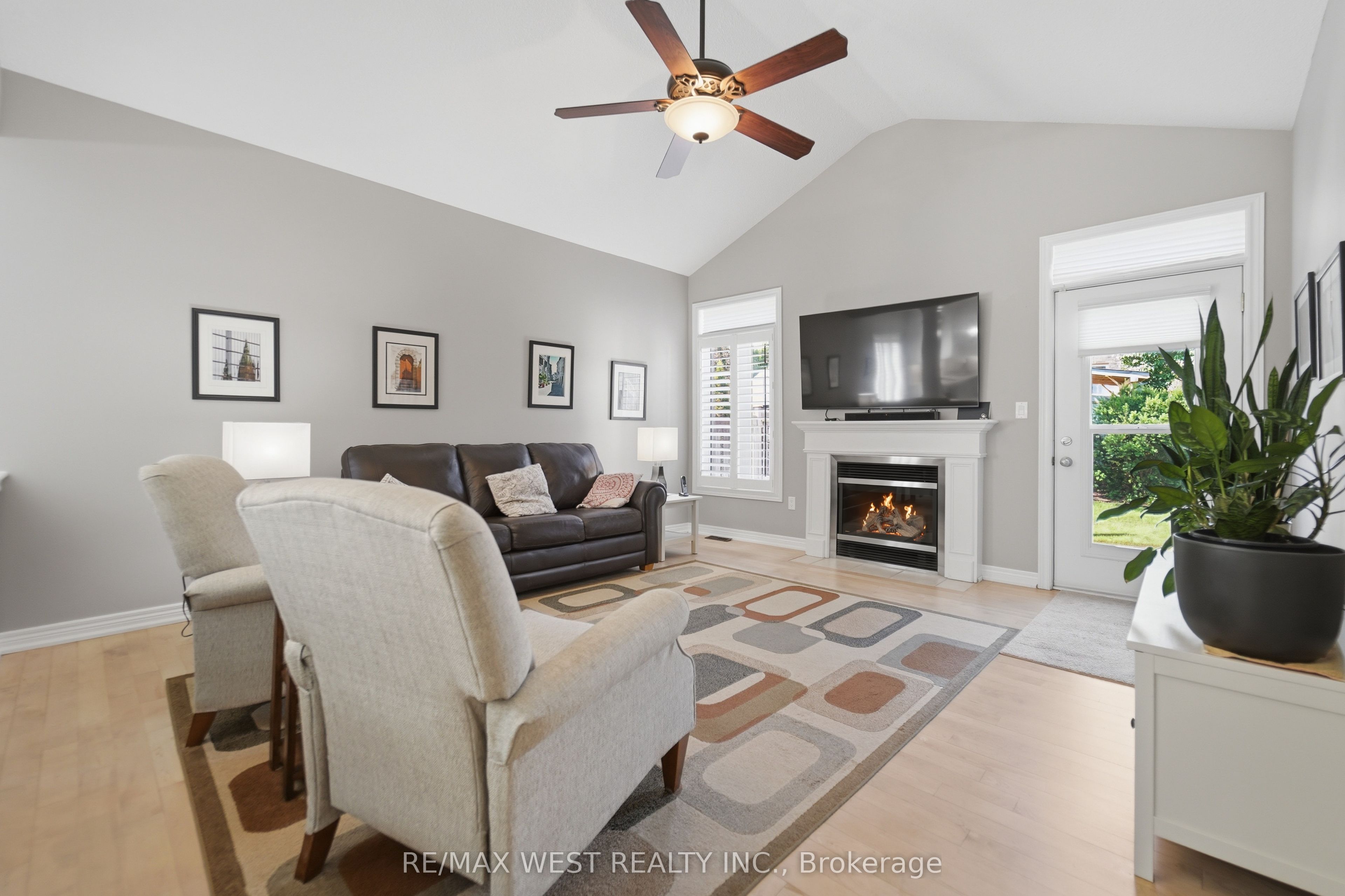 184 Tanners Drive, Halton Hills, ON L7J 3A8 photo 2