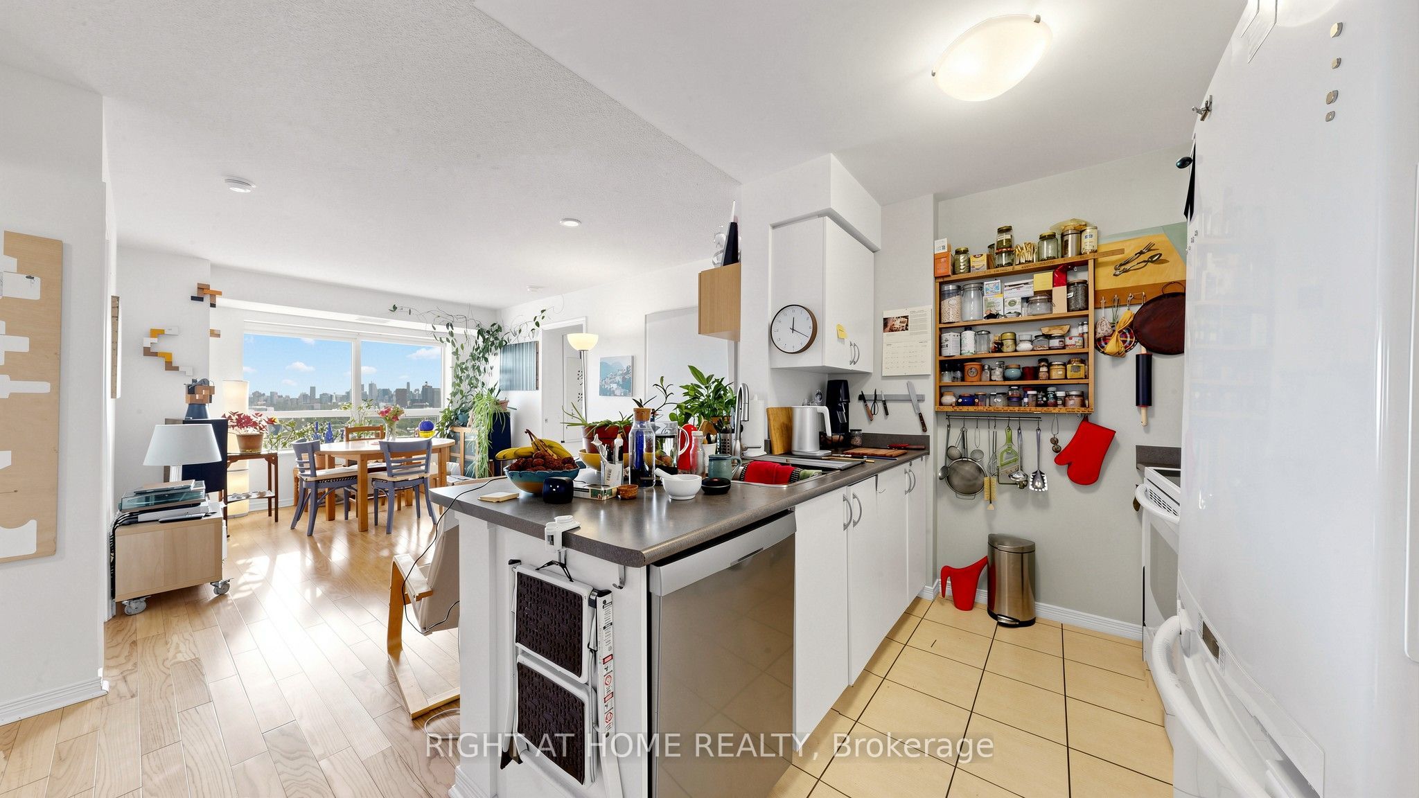 60 Heintzman Street 2206, Toronto, ON M6P 5A1 photo 4