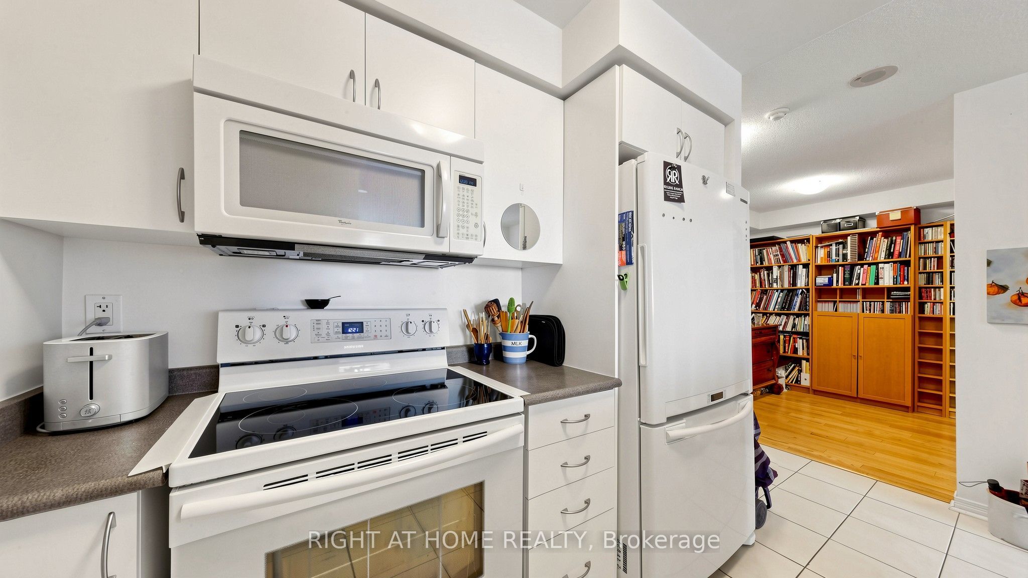 60 Heintzman Street 2206, Toronto, ON M6P 5A1 photo 5