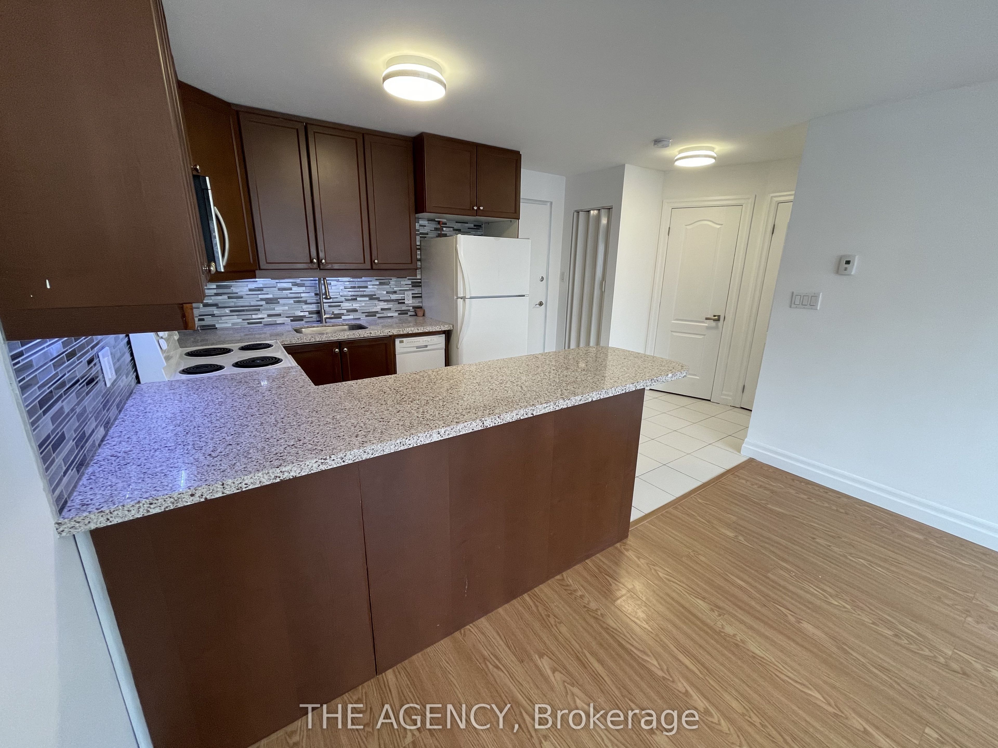 2940 Dundas Street W 5, Toronto, ON M6P 1Y8 photo 2