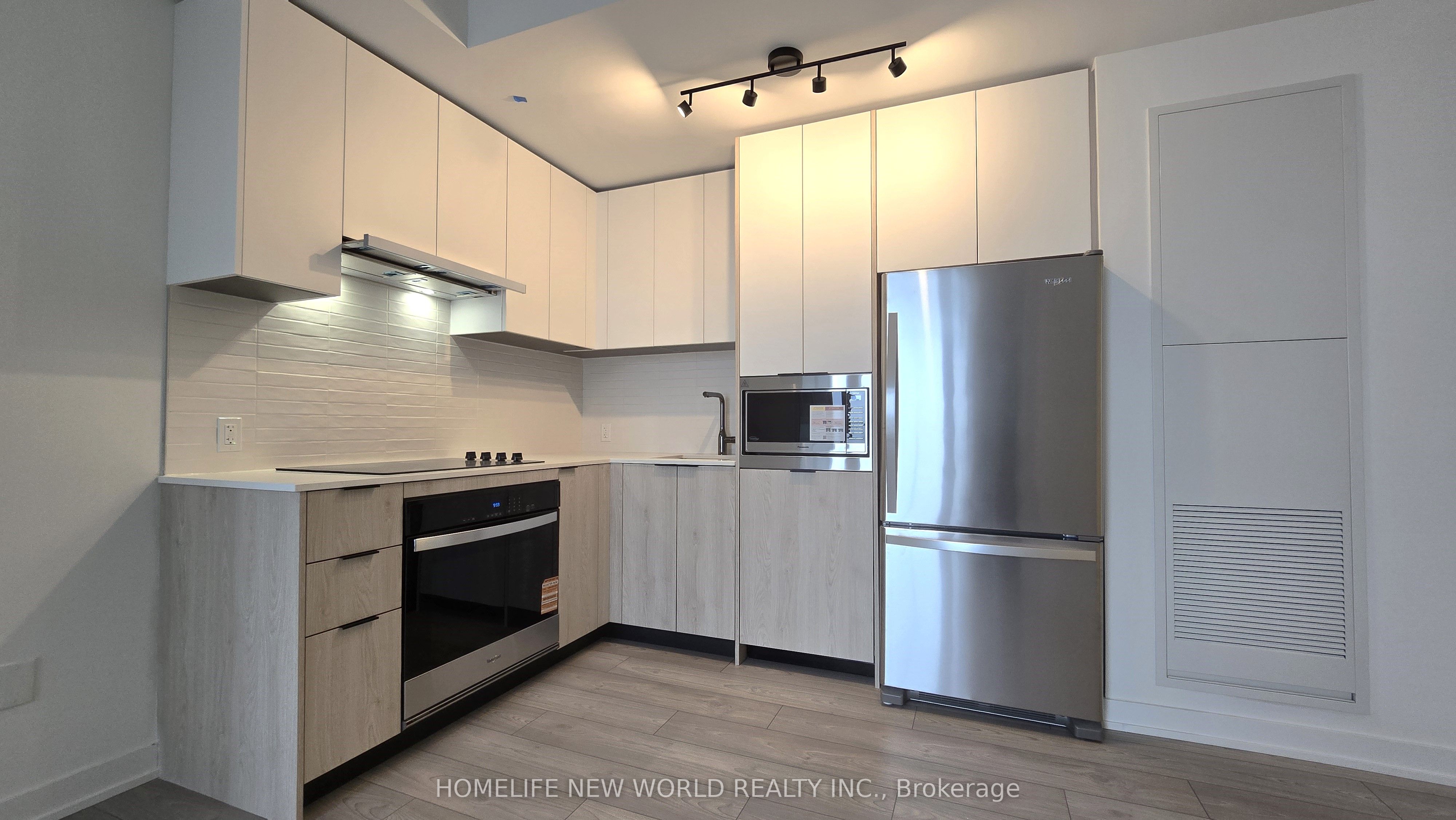 1007 The Queensway N/A 819, Toronto, ON M8Z 0H4