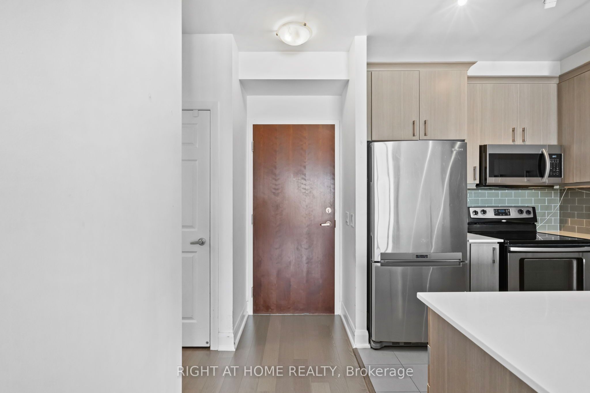 2470 Prince Michael Drive 606, Oakville, ON L6H 0G9 photo 5