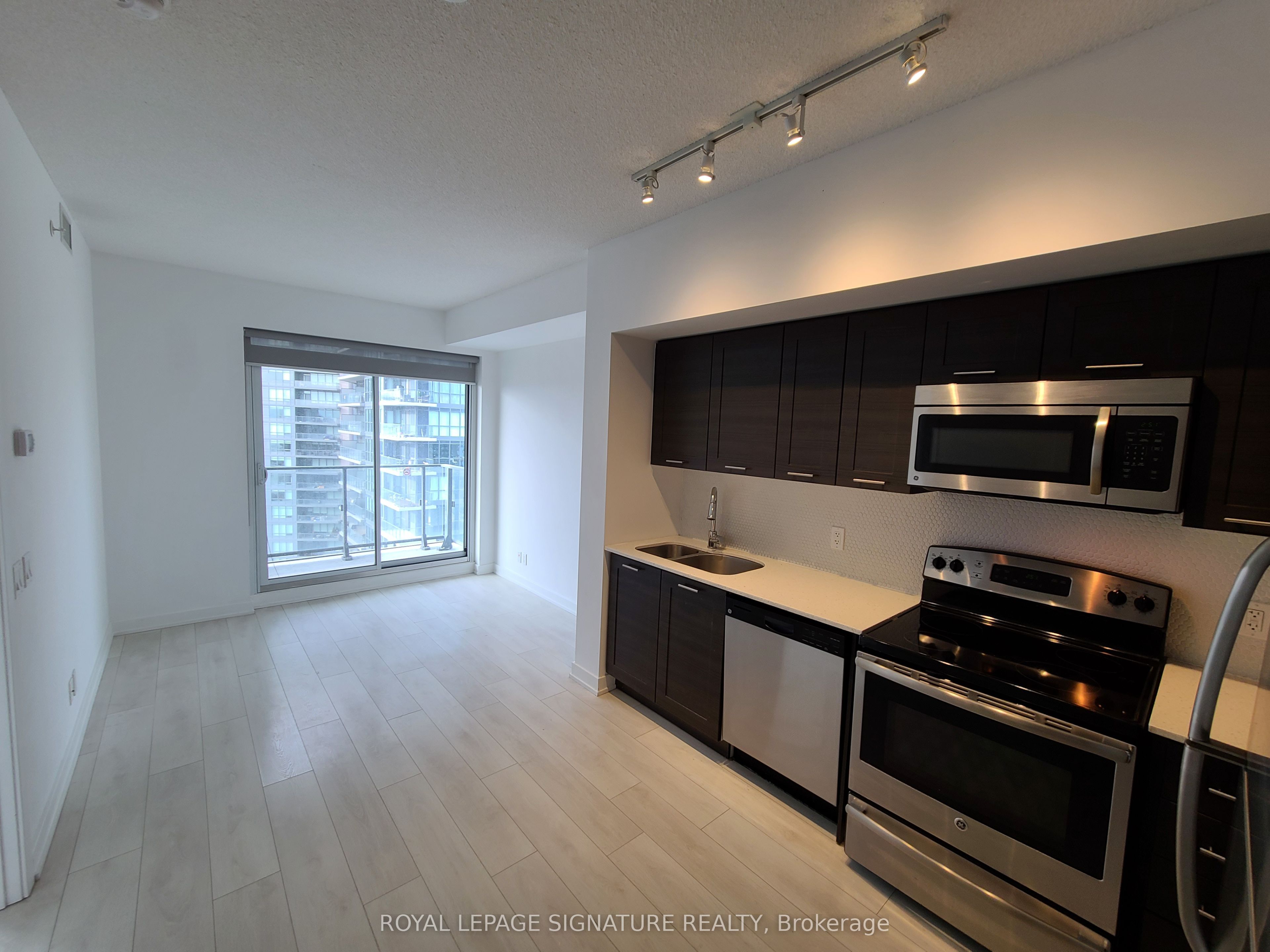 2220 Lake Shore Boulevard W 3203, Toronto, ON M8Y 0C1 photo 2