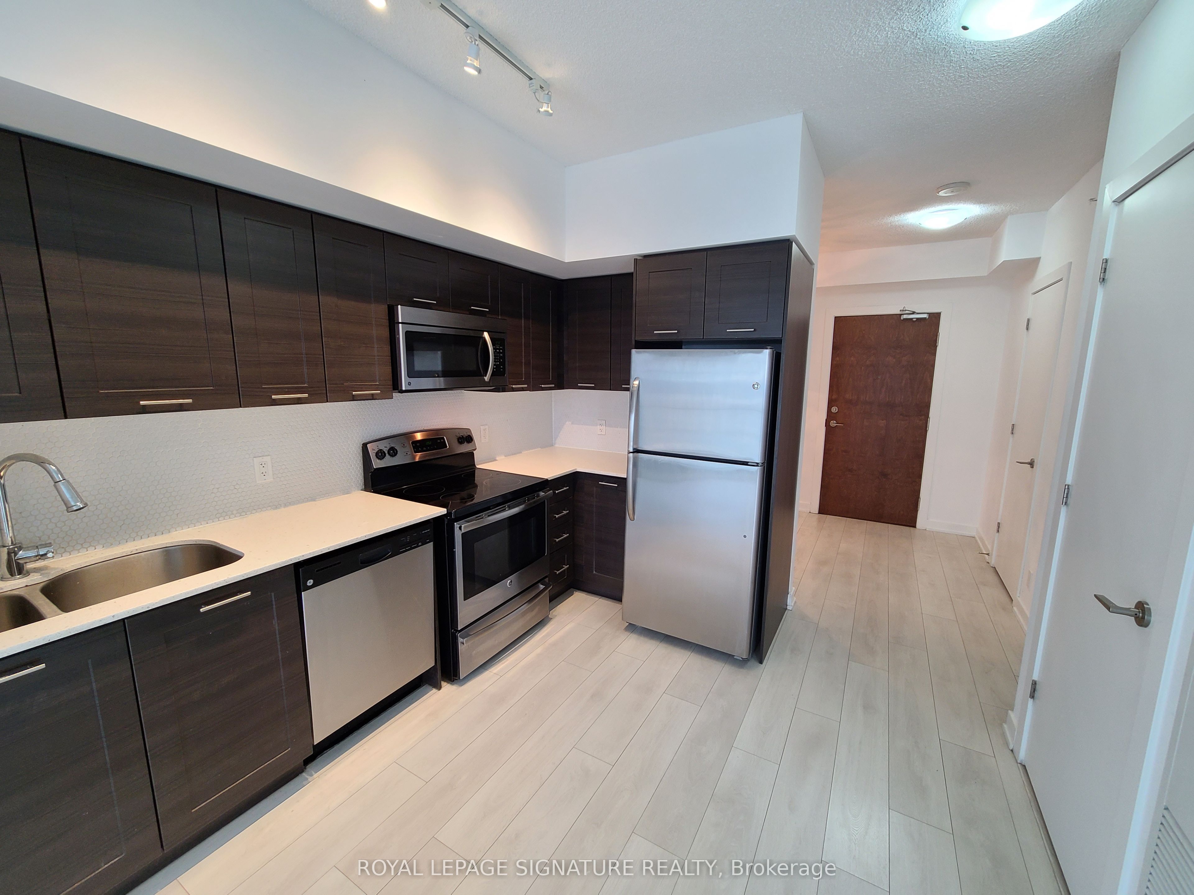 2220 Lake Shore Boulevard W 3203, Toronto, ON M8Y 0C1 photo 3