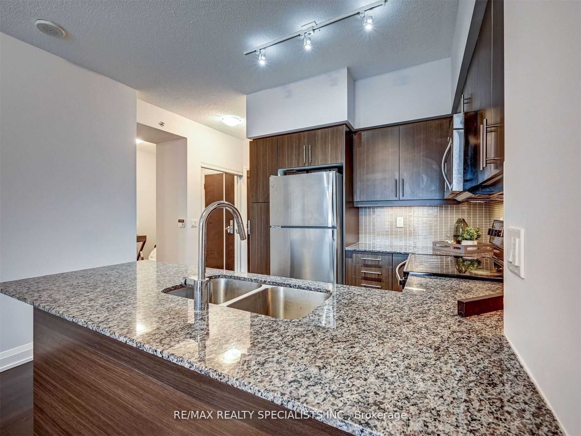65 SPEERS Road 204, Oakville, ON L6K 3V5 photo 4