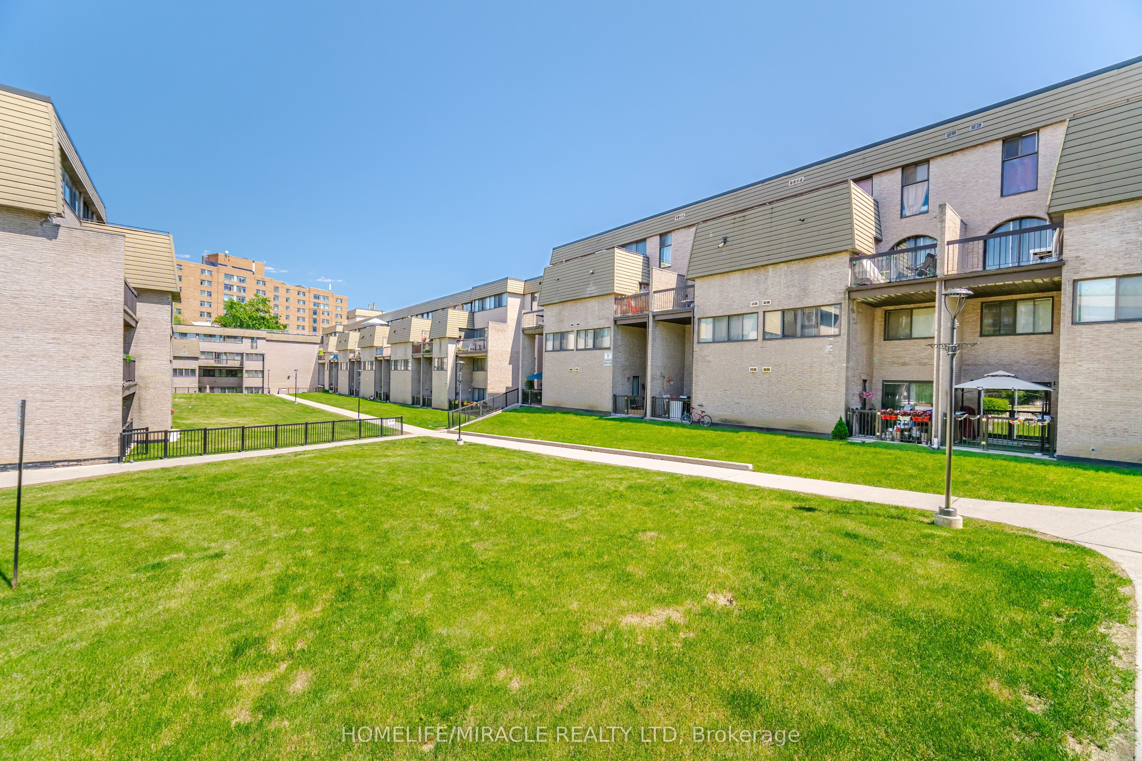 2095 Roche Court 137, Mississauga, ON L5K 2C8 photo 3