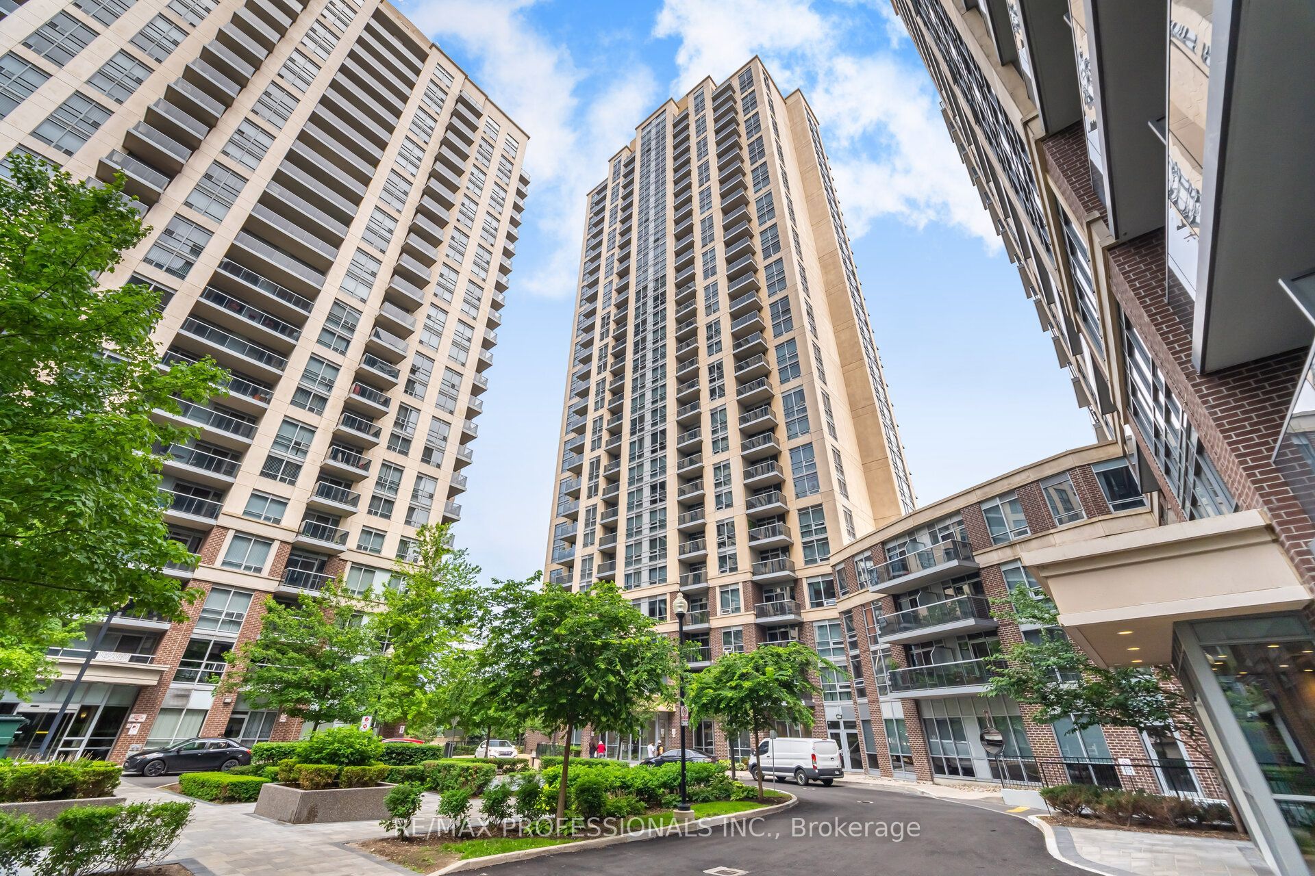 3 Michael Power Place 2407, Toronto, ON M9A 0A2 photo 2