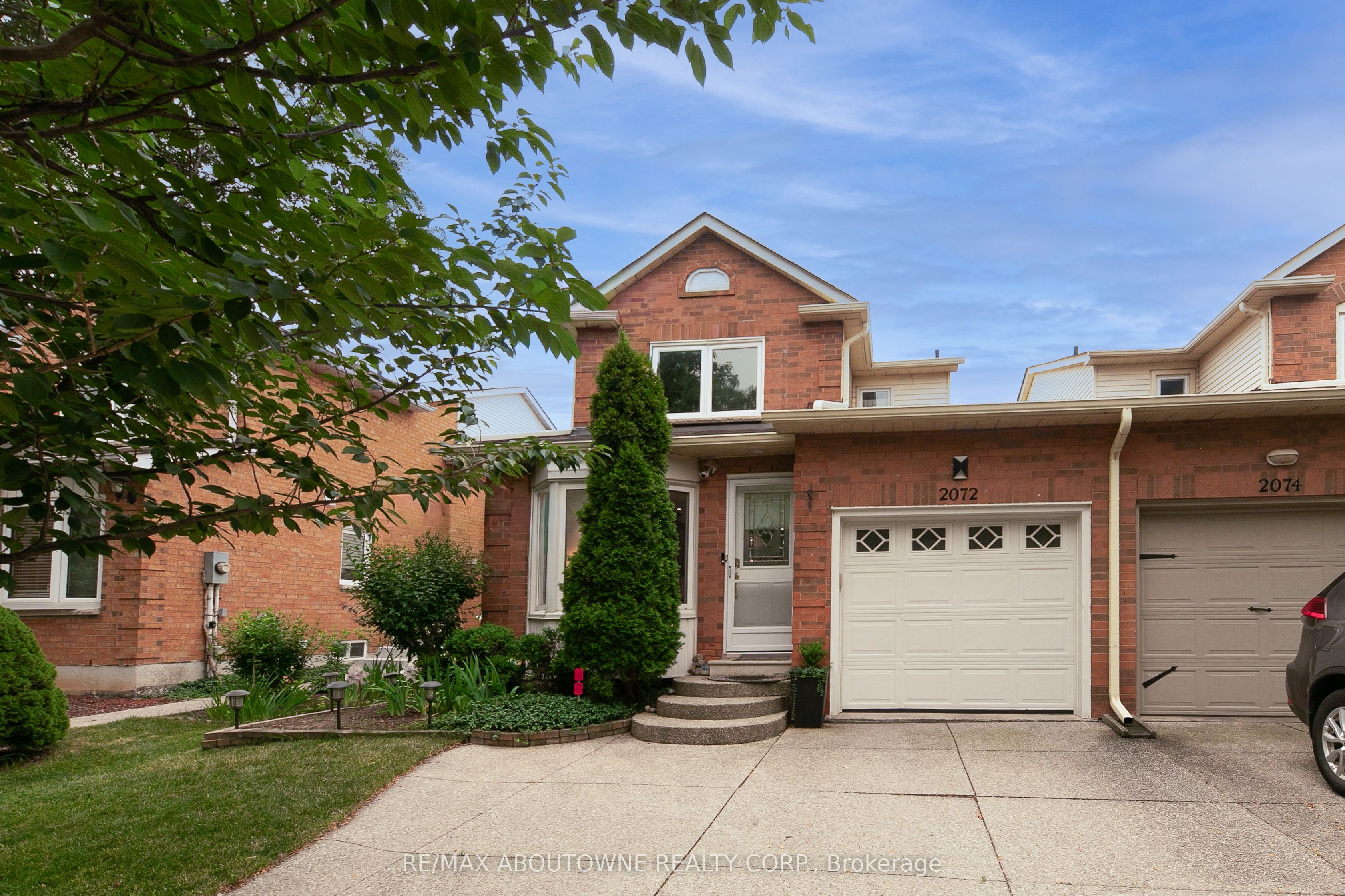 2072 Glenada Crescent, Oakville, ON L6H 4M2