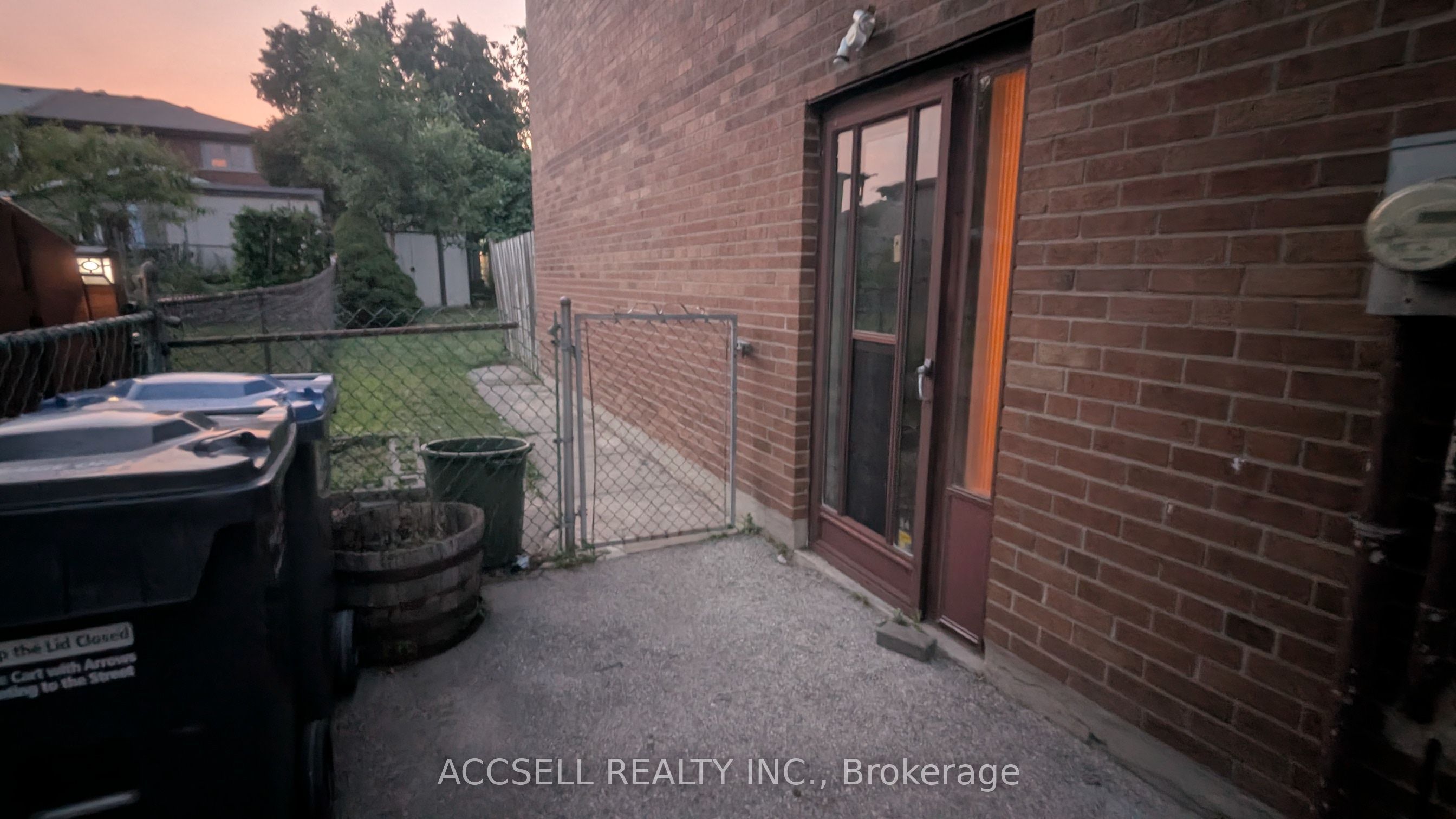 1055 Claredale Road, Mississauga, ON L5G 1T5 photo 2