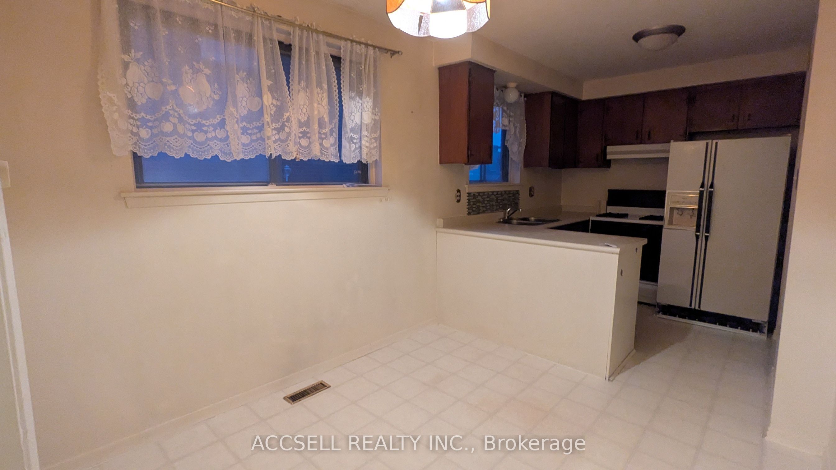 1055 Claredale Road, Mississauga, ON L5G 1T5 photo 4