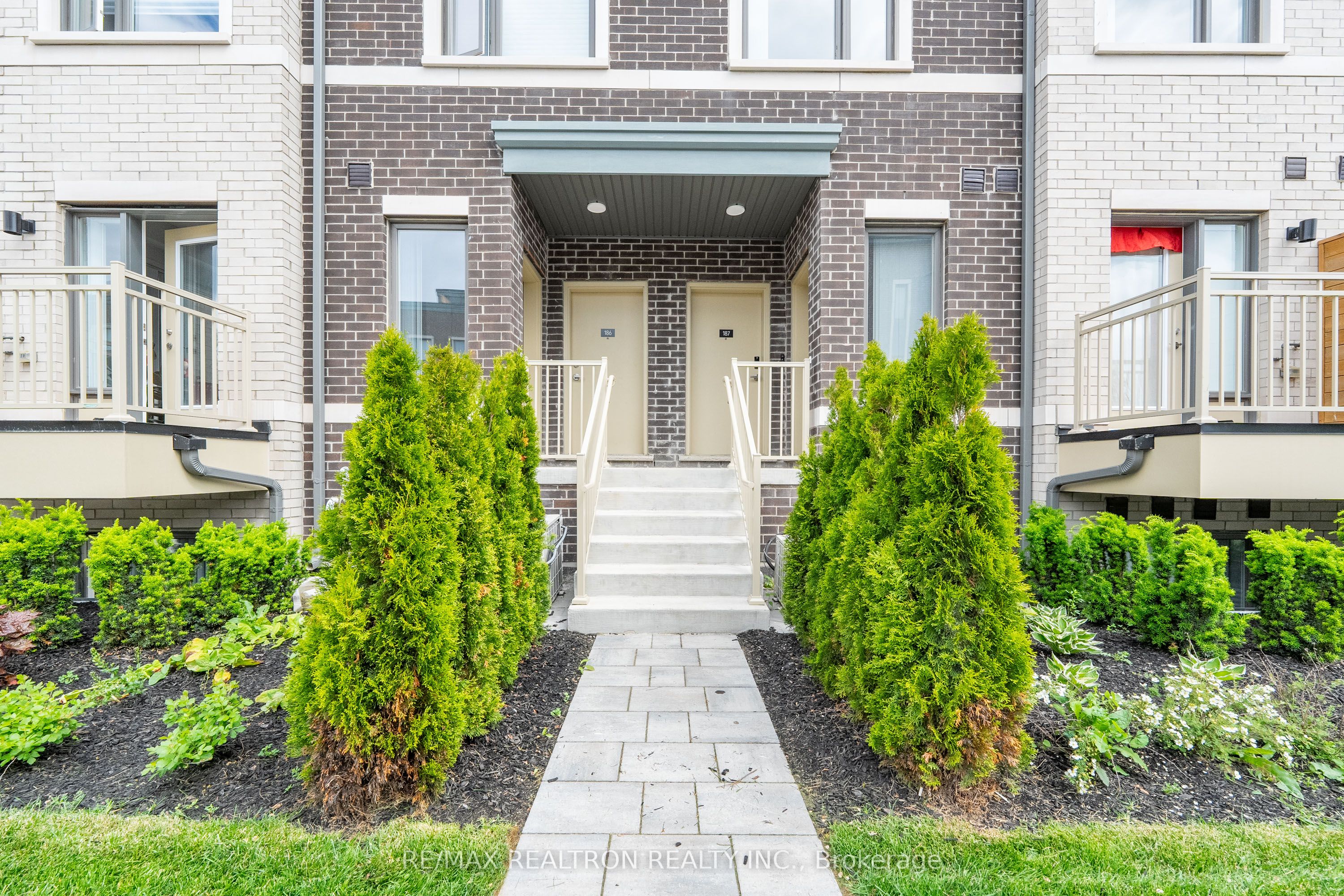 10 Lloyd Janes Lane 187, Toronto, ON M8V 0J5