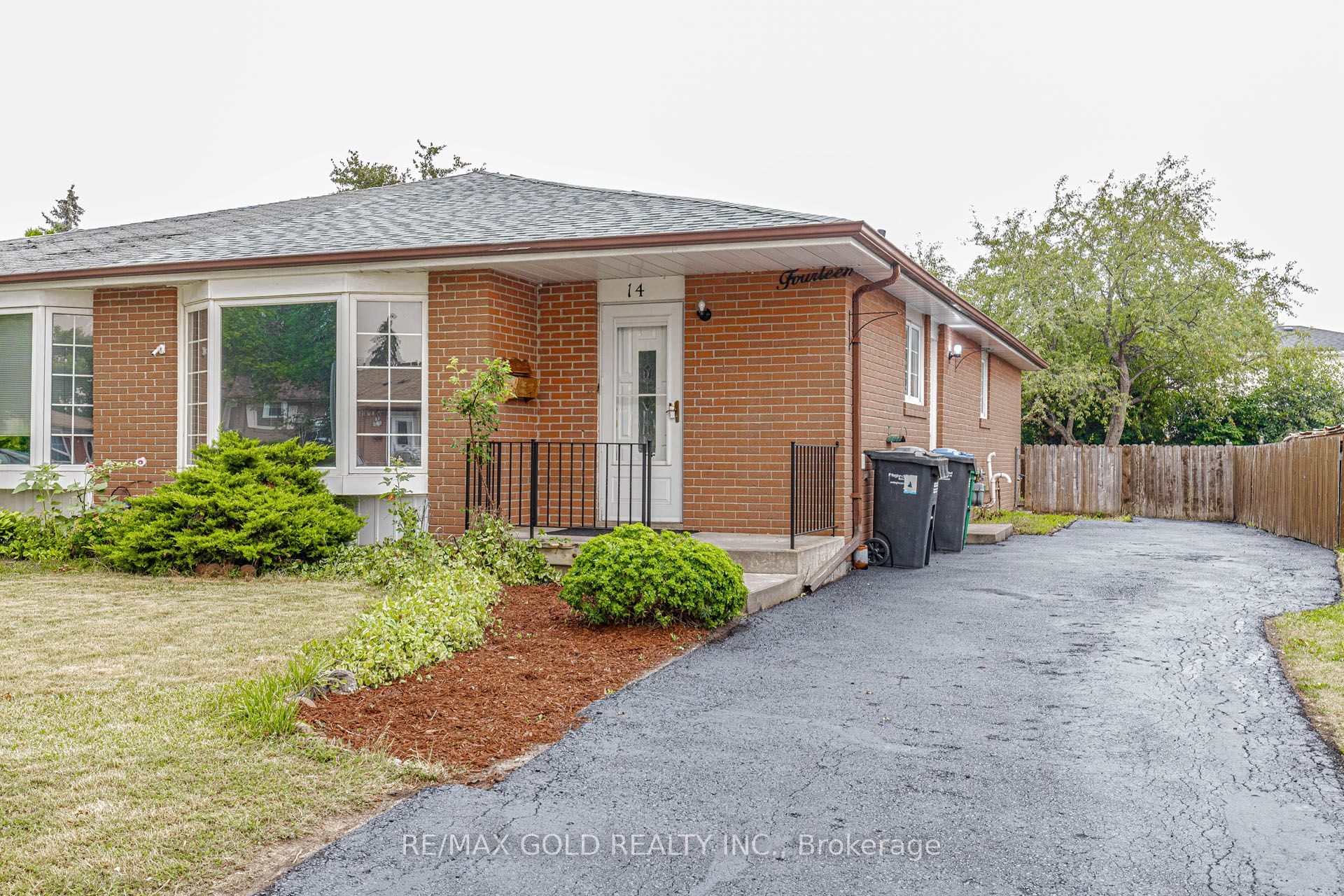 14 FLAMINGO Crescent, Brampton, ON L6T 2G5 photo 2