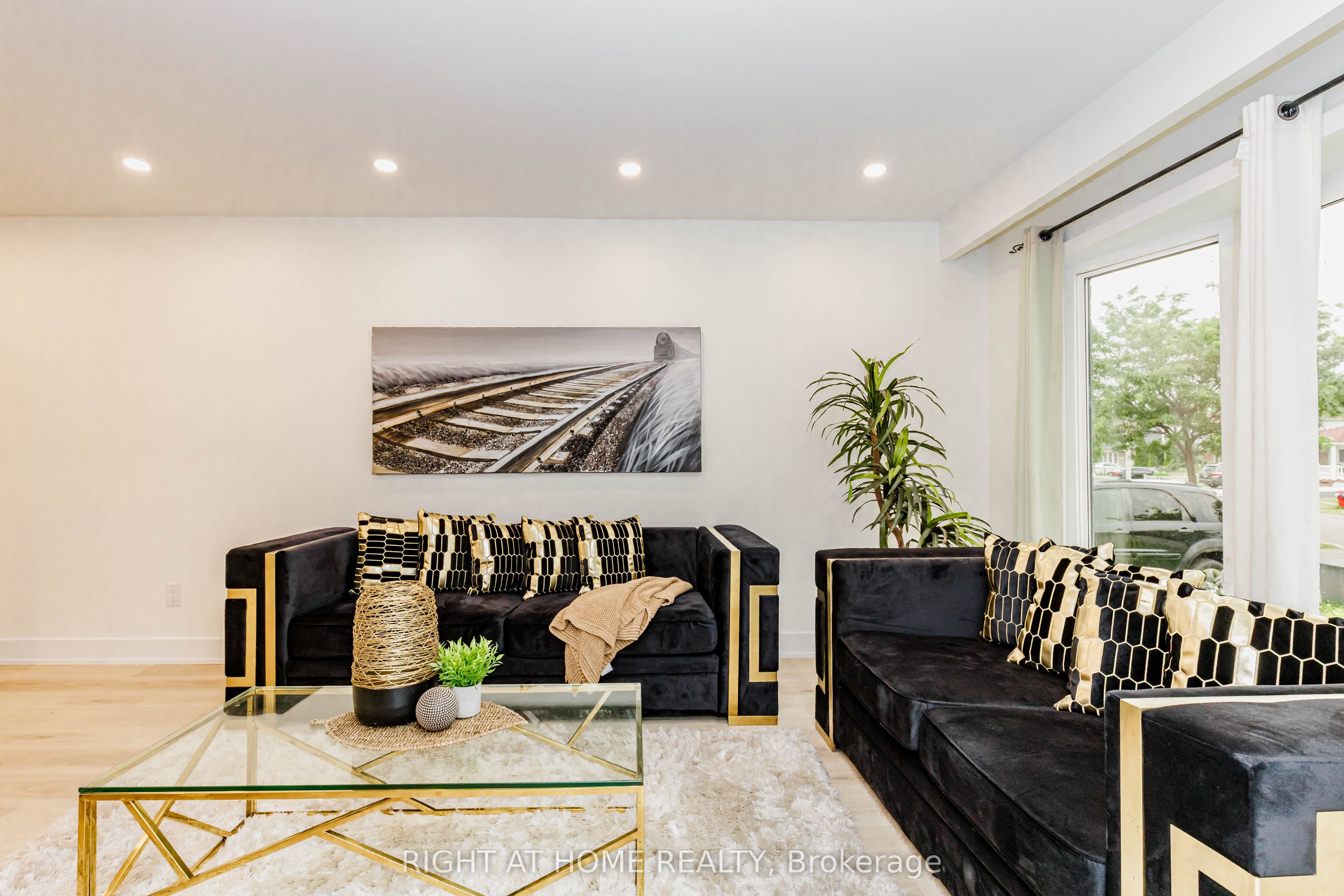 7650 Priory Crescent, Mississauga, ON L4T 3H5 photo 5